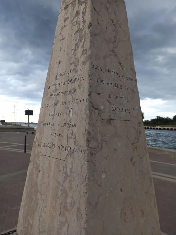 Photo showing: Iscrizione sul del Cippo in ricordo dello sbarco di Giuseppe Garibaldi a Magnavacca (oggi Porto Garibaldi). Questo cippo è posto lungo il porto canale presso il luogo dello sbarco. Un altro cippo simile è posto in Piazza 3 agosto.