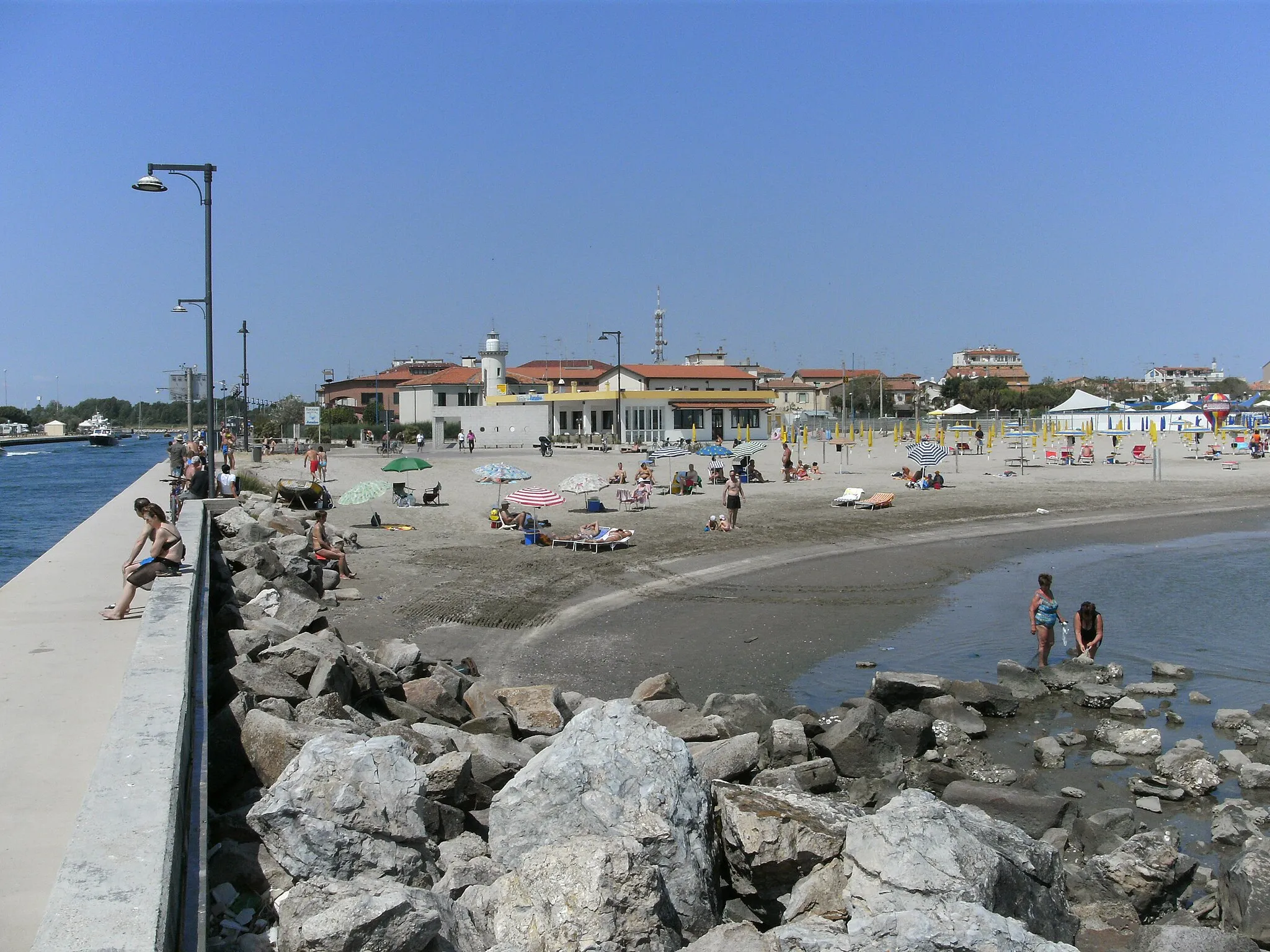 Photo showing: Porto Garibaldi (Comacchio, FE), Strandpartie von der Mole der Hafeneinfahrt aus gesehen