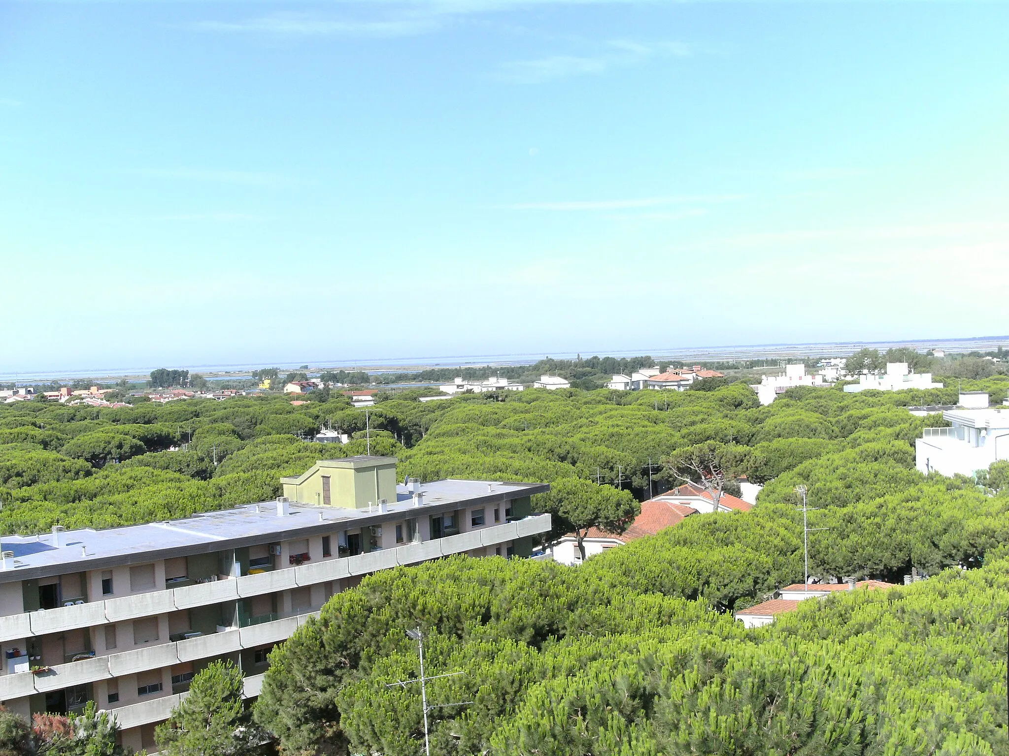 Photo showing: Lido di Spina, typische Wohngegend (Blick von Westen nach Osten, von einem Appartement-Hochhaus aus, im Hintergrund die Lagunen von Comacchio)