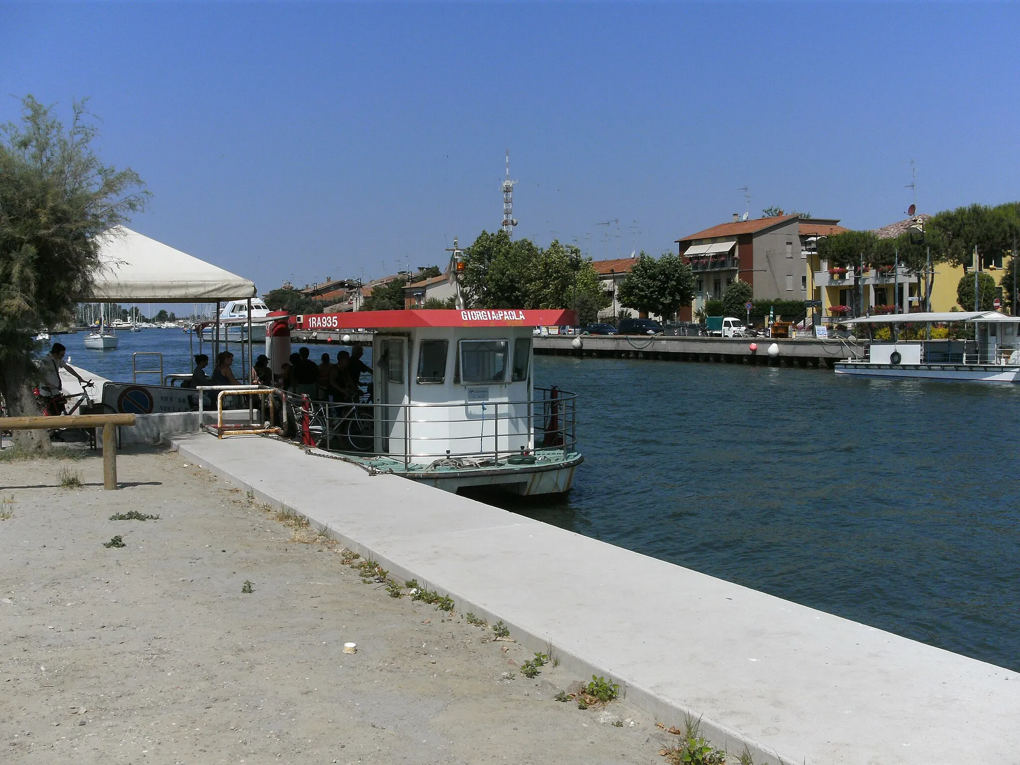 Photo showing: Lido degli Estensi (Comacchio, FE), Anlegestelle der Personenfähre auf der Seite von Estensi am Hafen von Porto Garibaldi