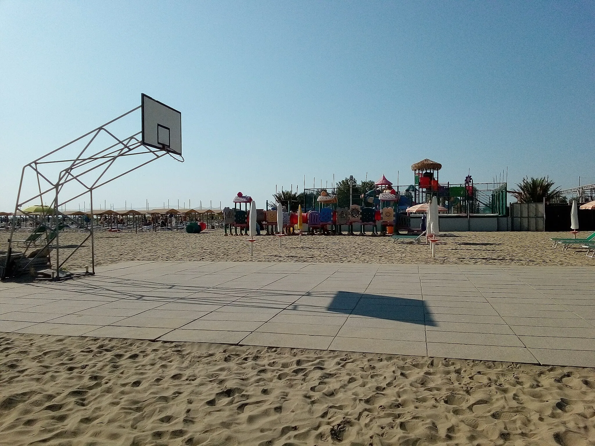 Photo showing: Campo da basket in spiaggia