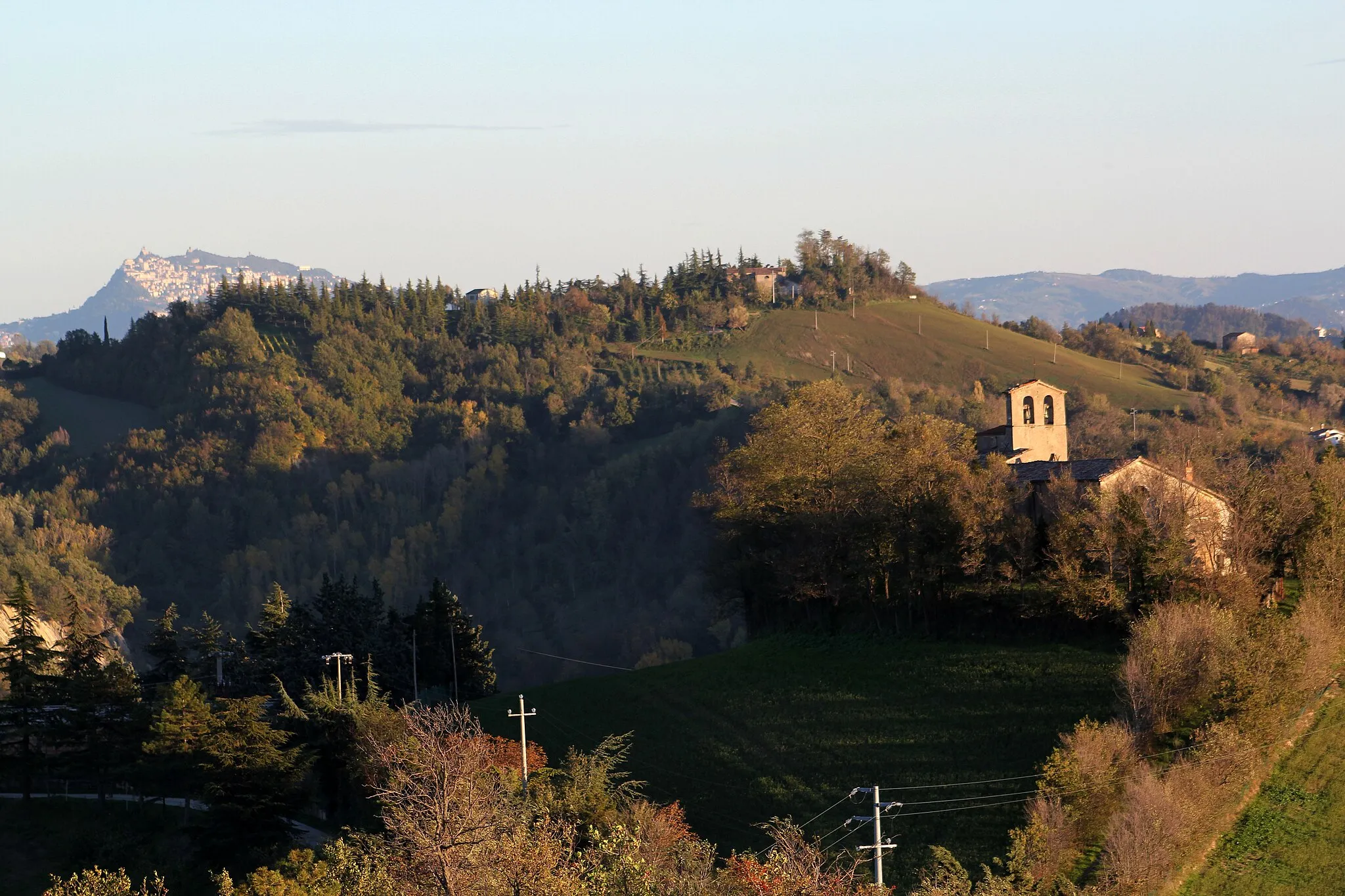 Photo showing: La Chiesa di Stefano di Monte Aguzzo con veduta di San Marino nello sfondo