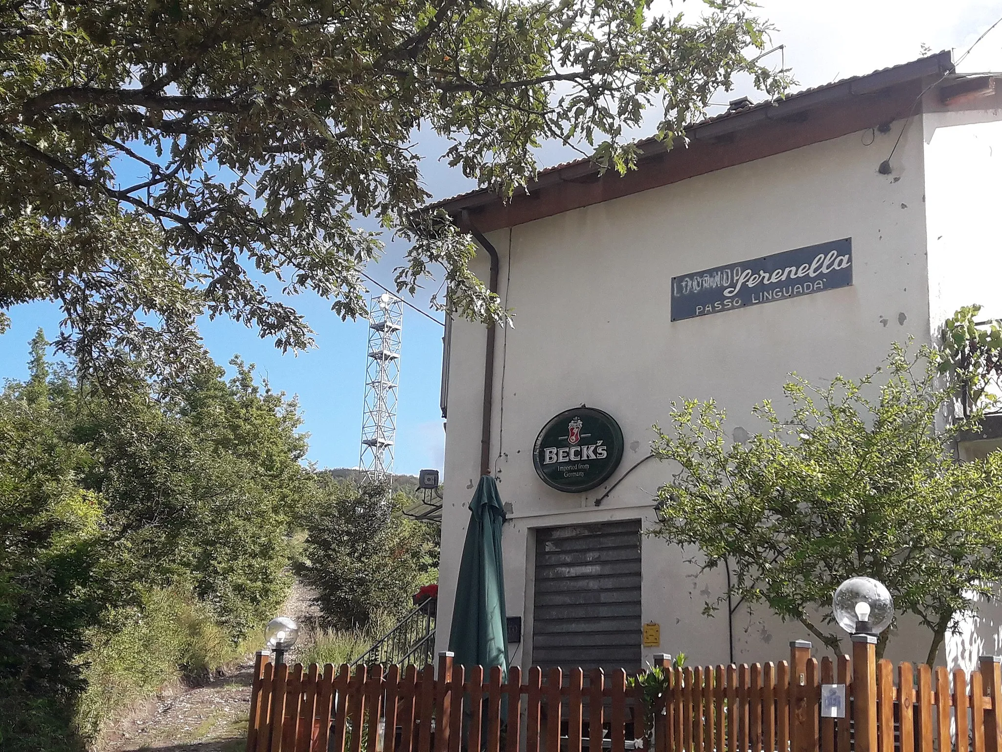 Photo showing: The restaurant at the top of the Linguadà pass at the border between the provinces of Parma and Piacenza and the municipalities of Bardi and Farini, Italy.