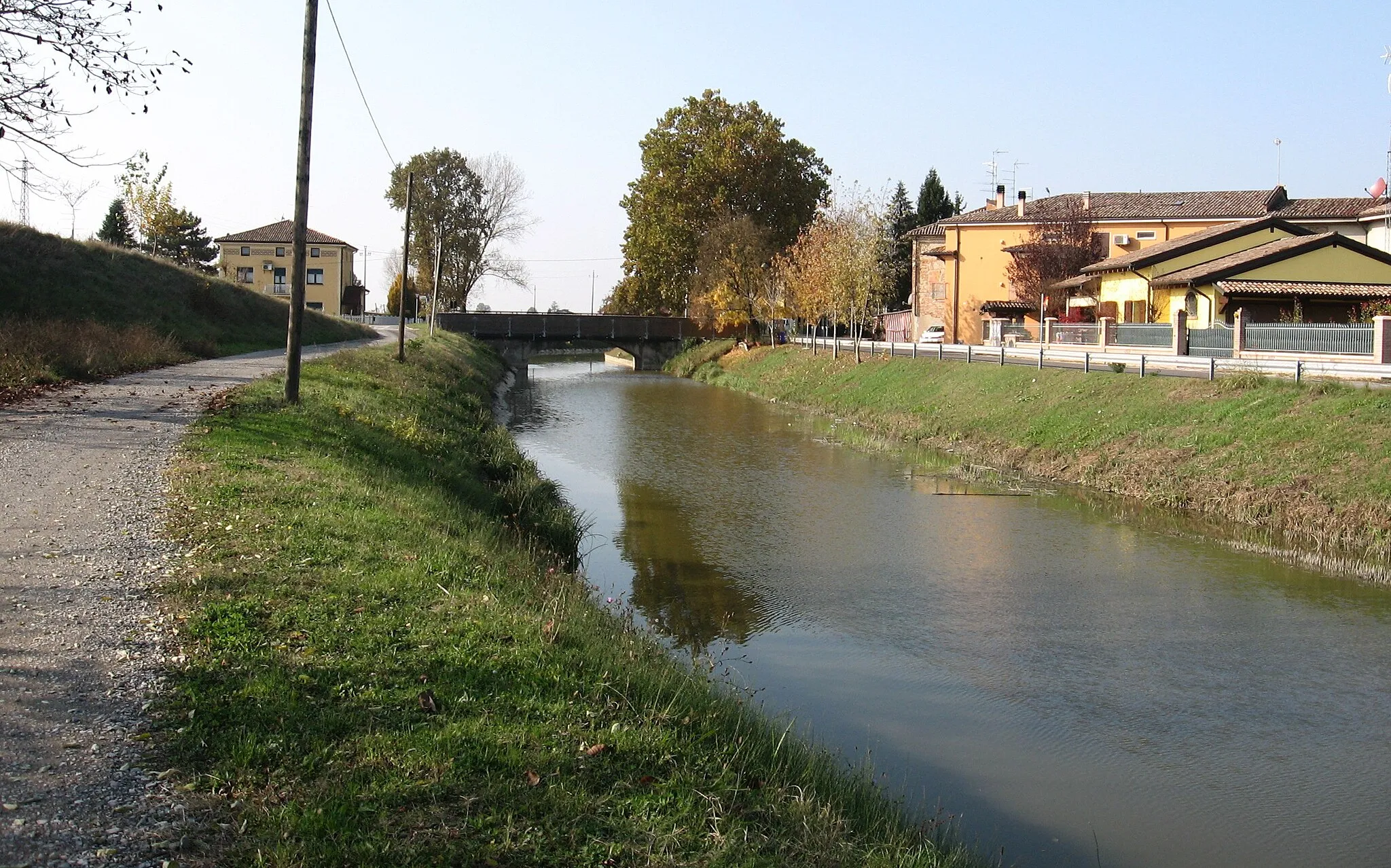 Photo showing: Parmetta canal near the bridge between Mezzano Inferiore and Coenzo