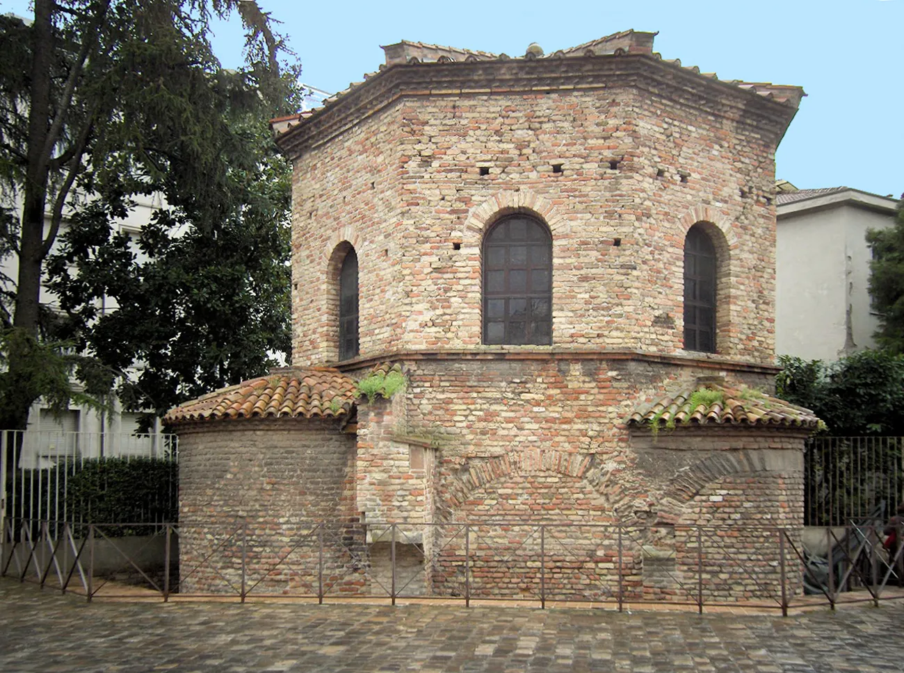 Photo showing: The Arian Baptistry, Ravenna, Italy