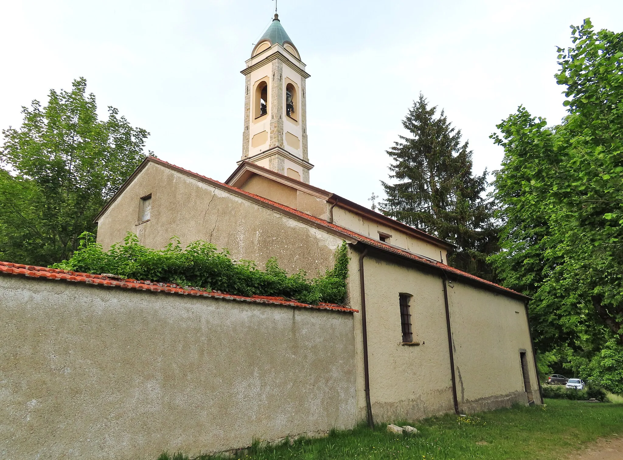 Photo showing: Retro e lato sud della chiesa di Sant'Apollinare