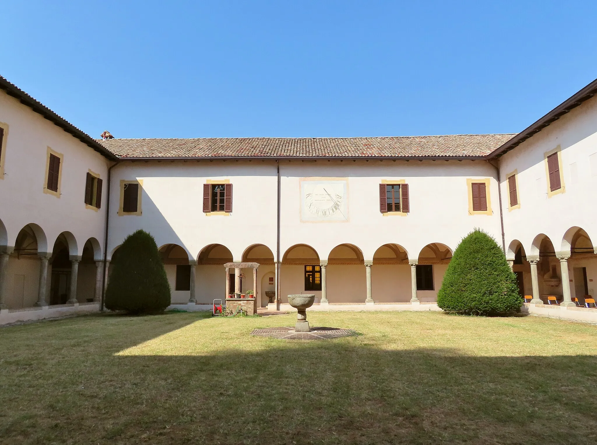 Photo showing: Lato nord del chiostro della badia di Santa Maria della Neve