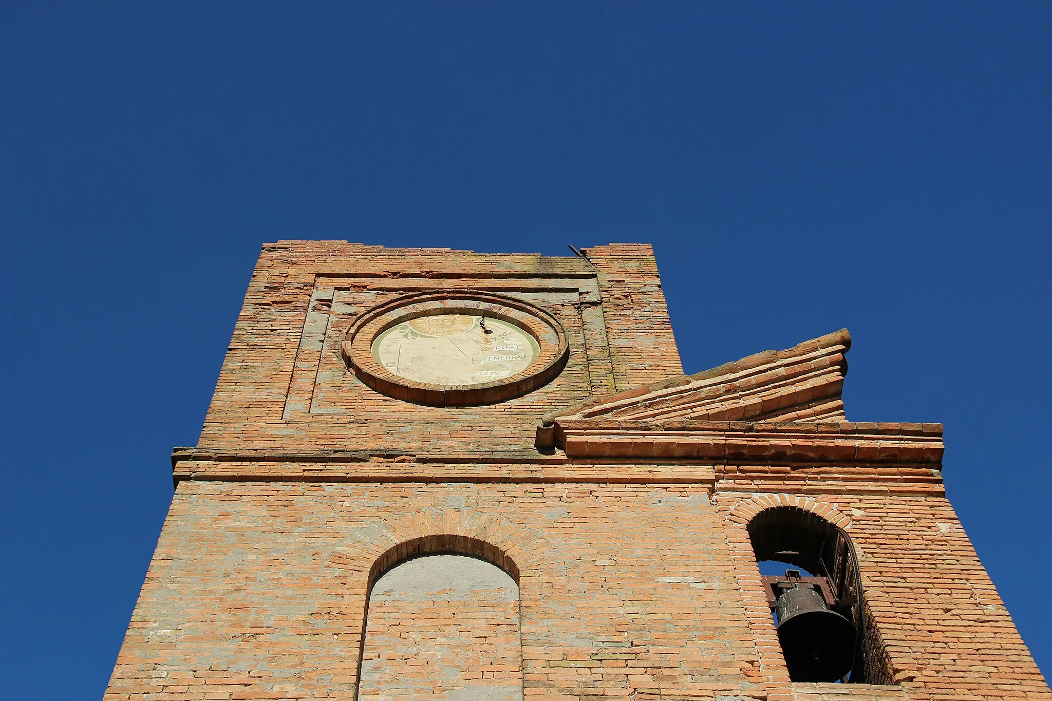 Photo showing: La facciata dilaniata svetta verso un cielo sereno.