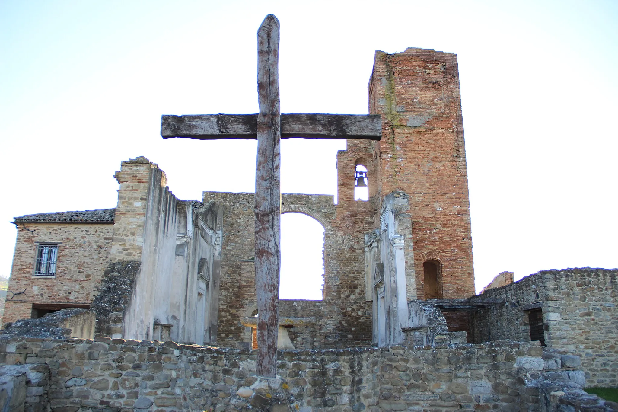 Photo showing: Il retro della chiesa riporta alla mente del visitatore tutta la ferocia della guerra e due travi del tetto crollato formano una croce suggestiva, messaggio di pace.