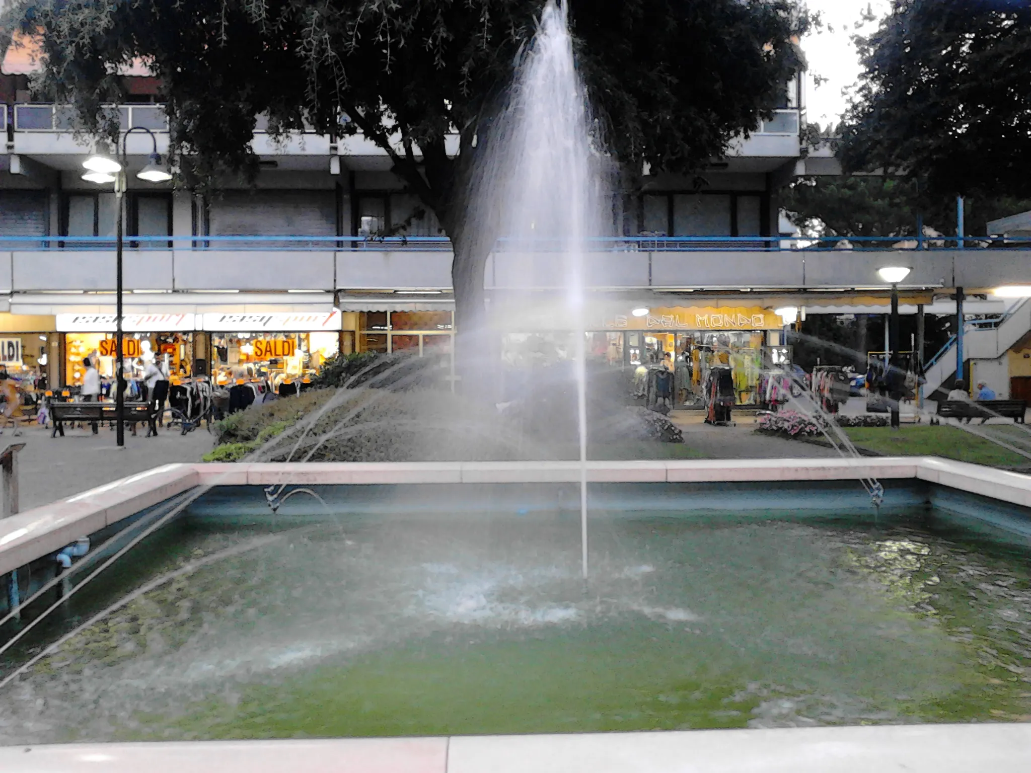Photo showing: Fountain in Piazza dell'Unità in PINARELLA CERVIA ITALY