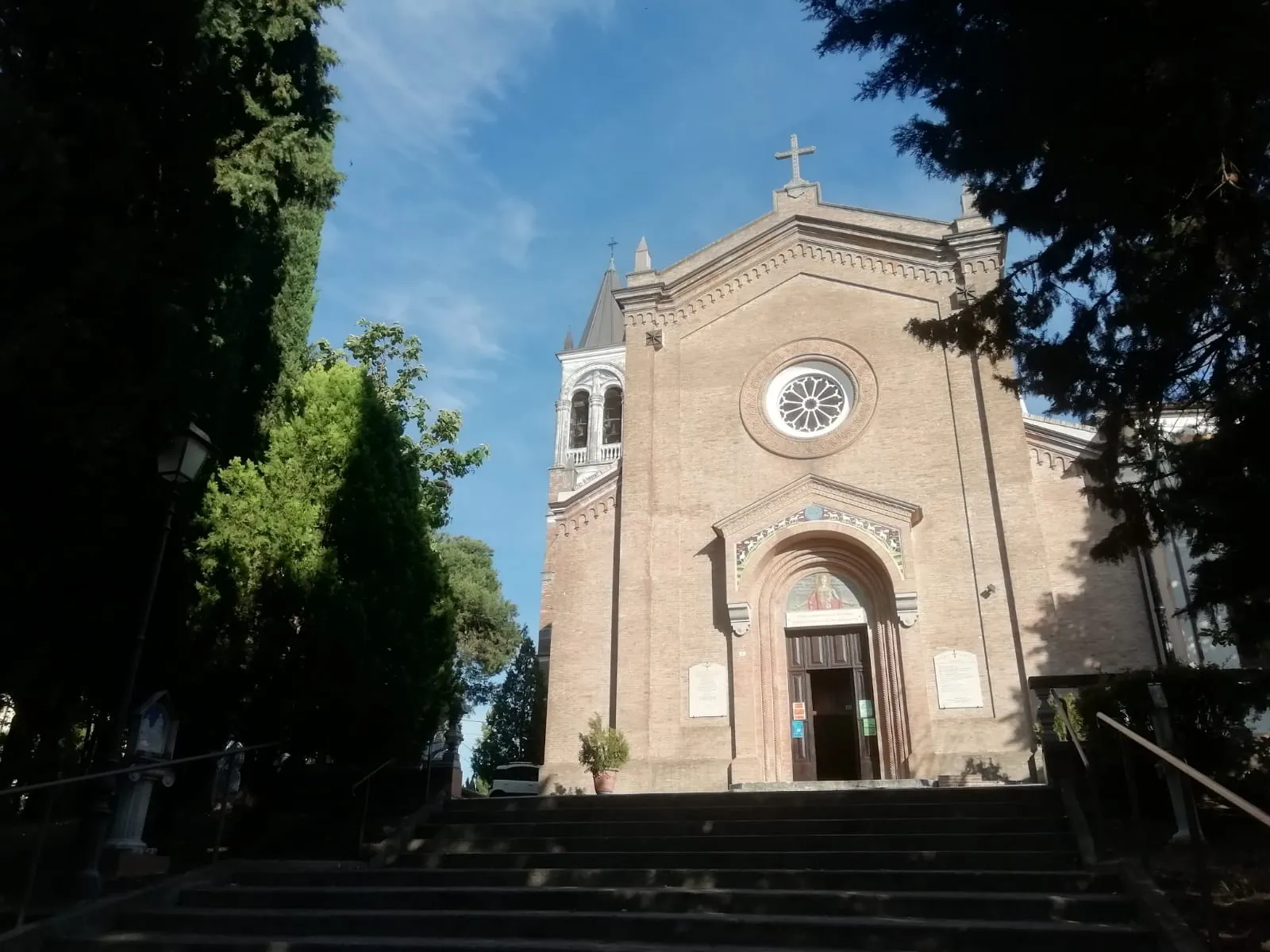 Photo showing: L'immagine rappresenta la chiesa vista dalla facciata anteriore, a pochi scalini in basso sulla scalinata che porta alla stessa.