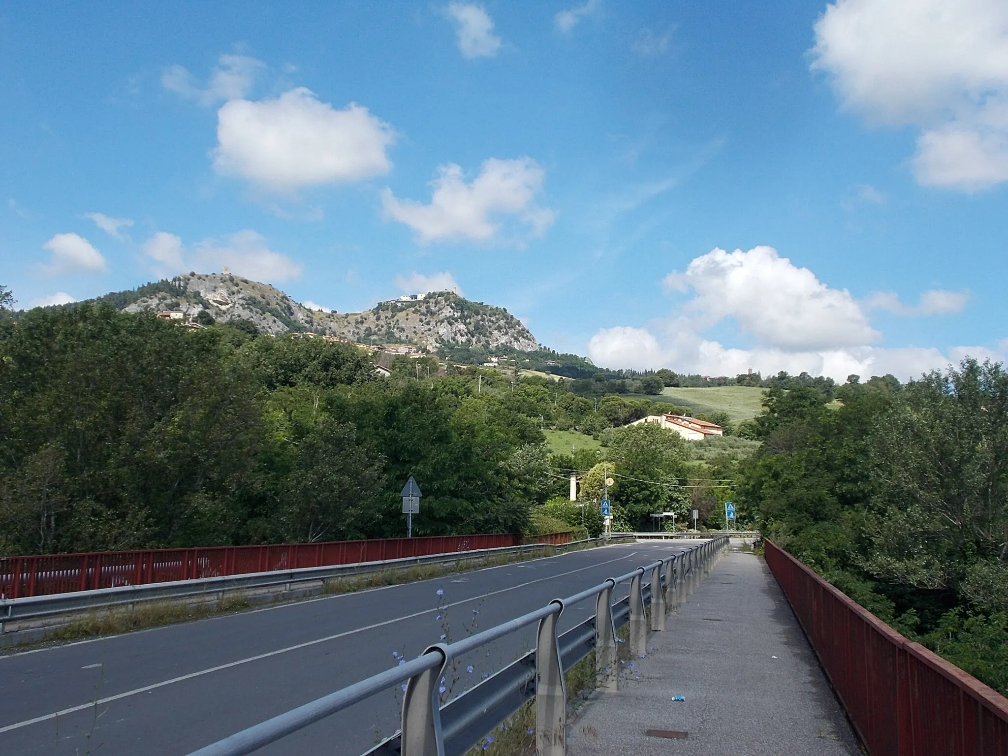 Photo showing: Verucchio - a Marecchia-hídja, háttérben Torriana