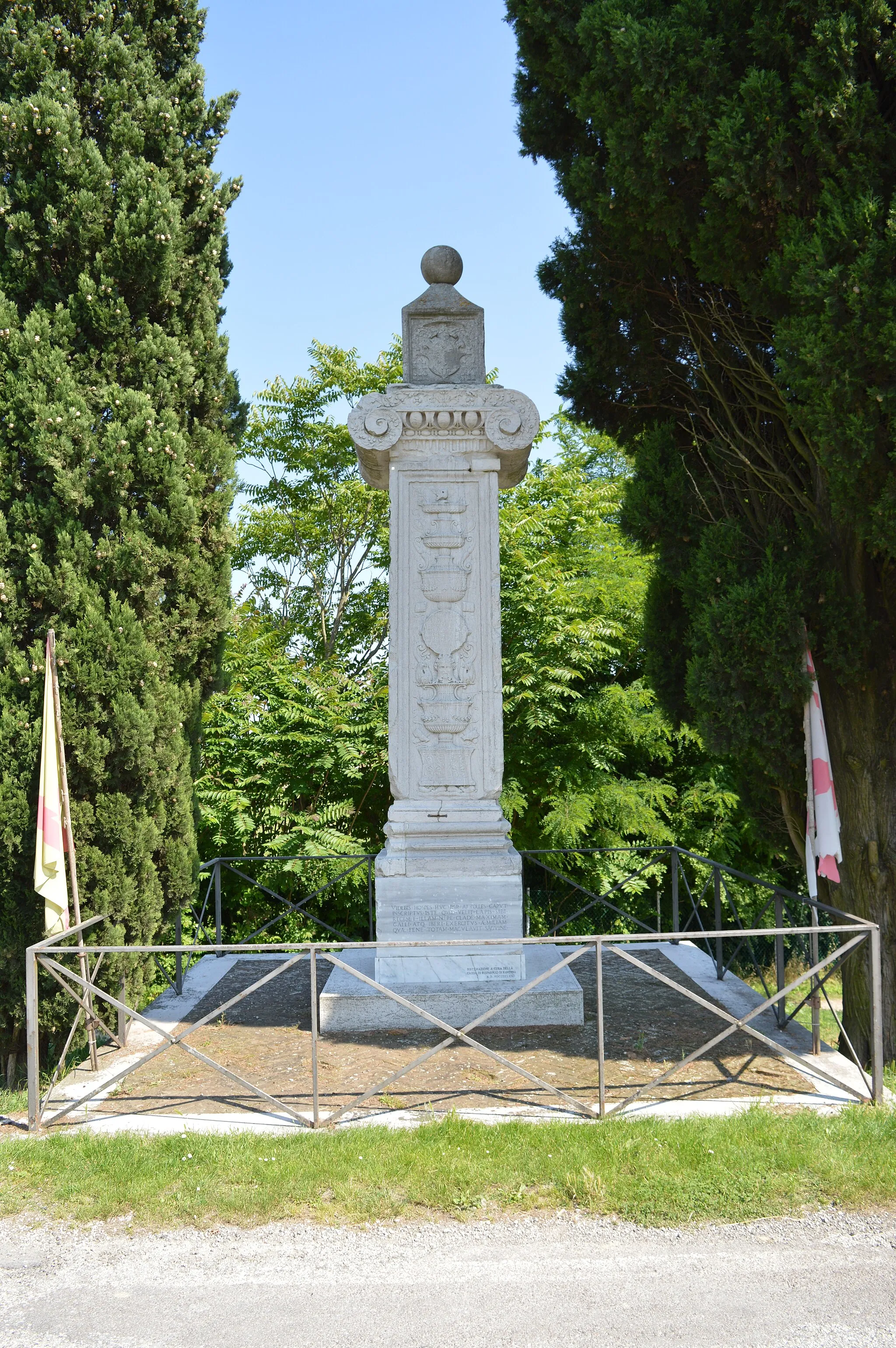 Photo showing: Colonna dei francesi in ricordo della battaglia di Ravenna del 1512 presso l'argine destro del fiume Ronco.