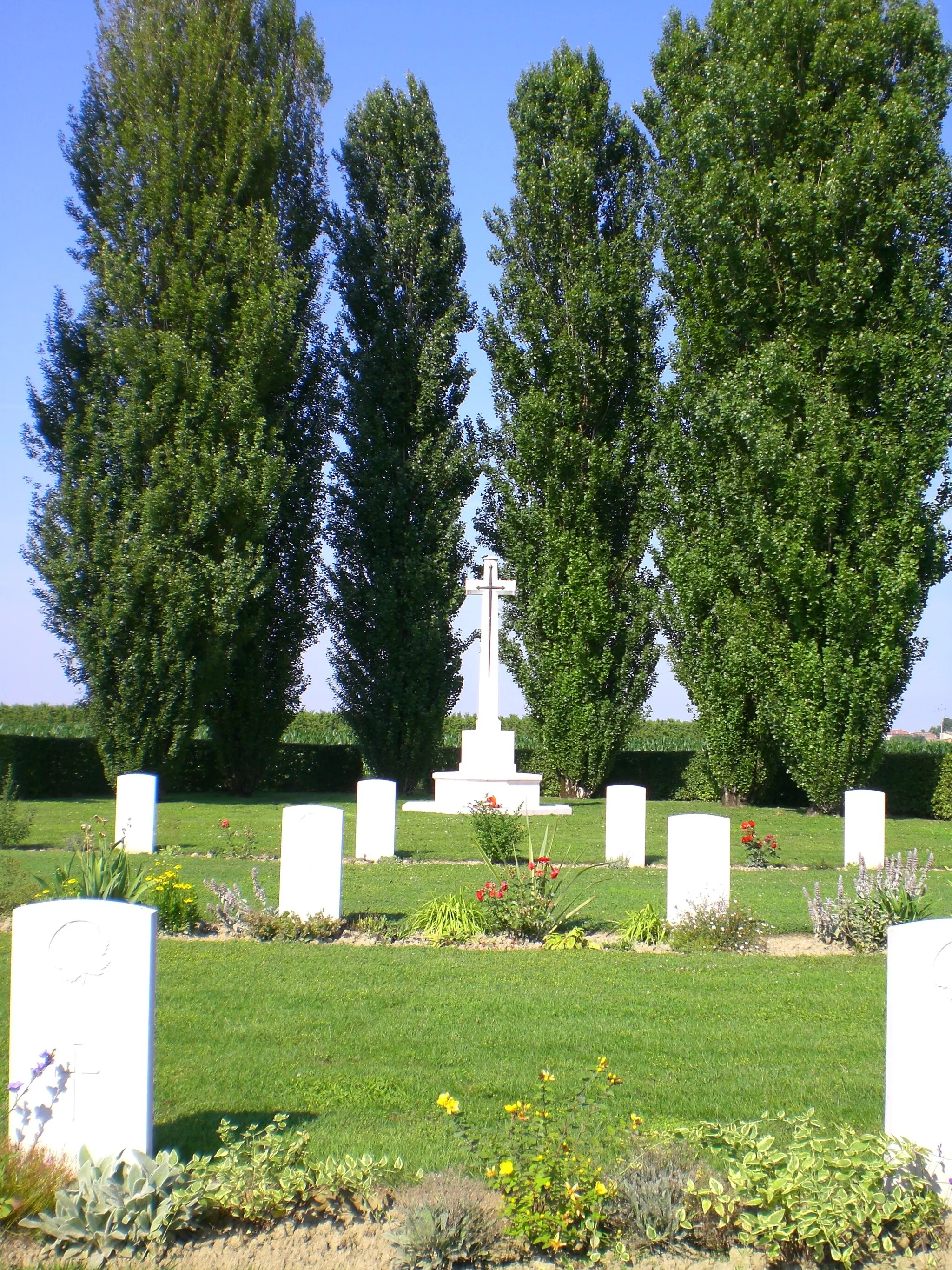 Photo showing: Villanova Commonwealth War Cemetery