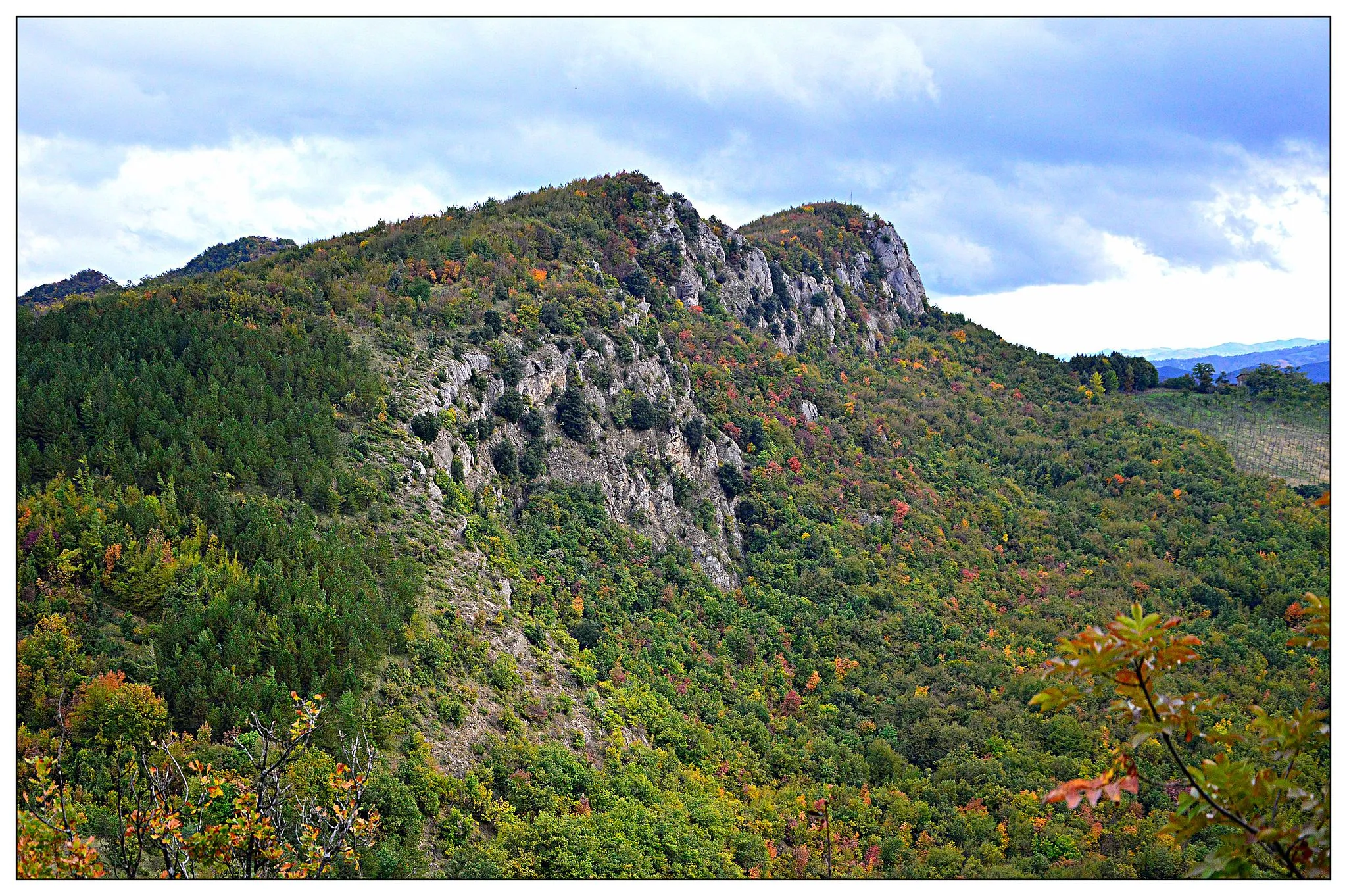 Photo showing: Vista panoramica dal Monte della Volpe verso l'affioramento dei gessi di Monte Mauro.