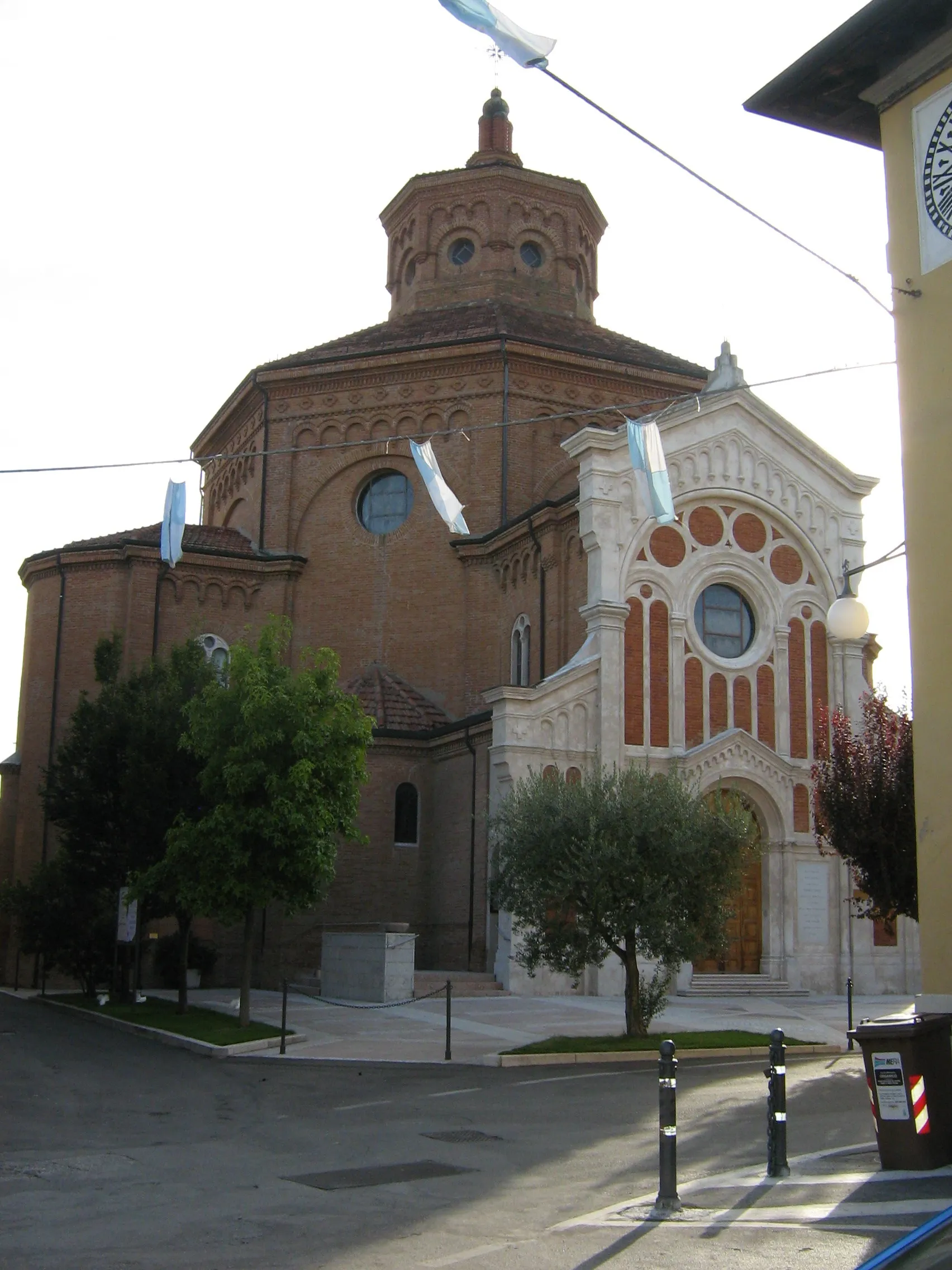 Photo showing: Foto della facciata della Chiesa arcipretale di Granarolo Faentino vista dalla piazza
