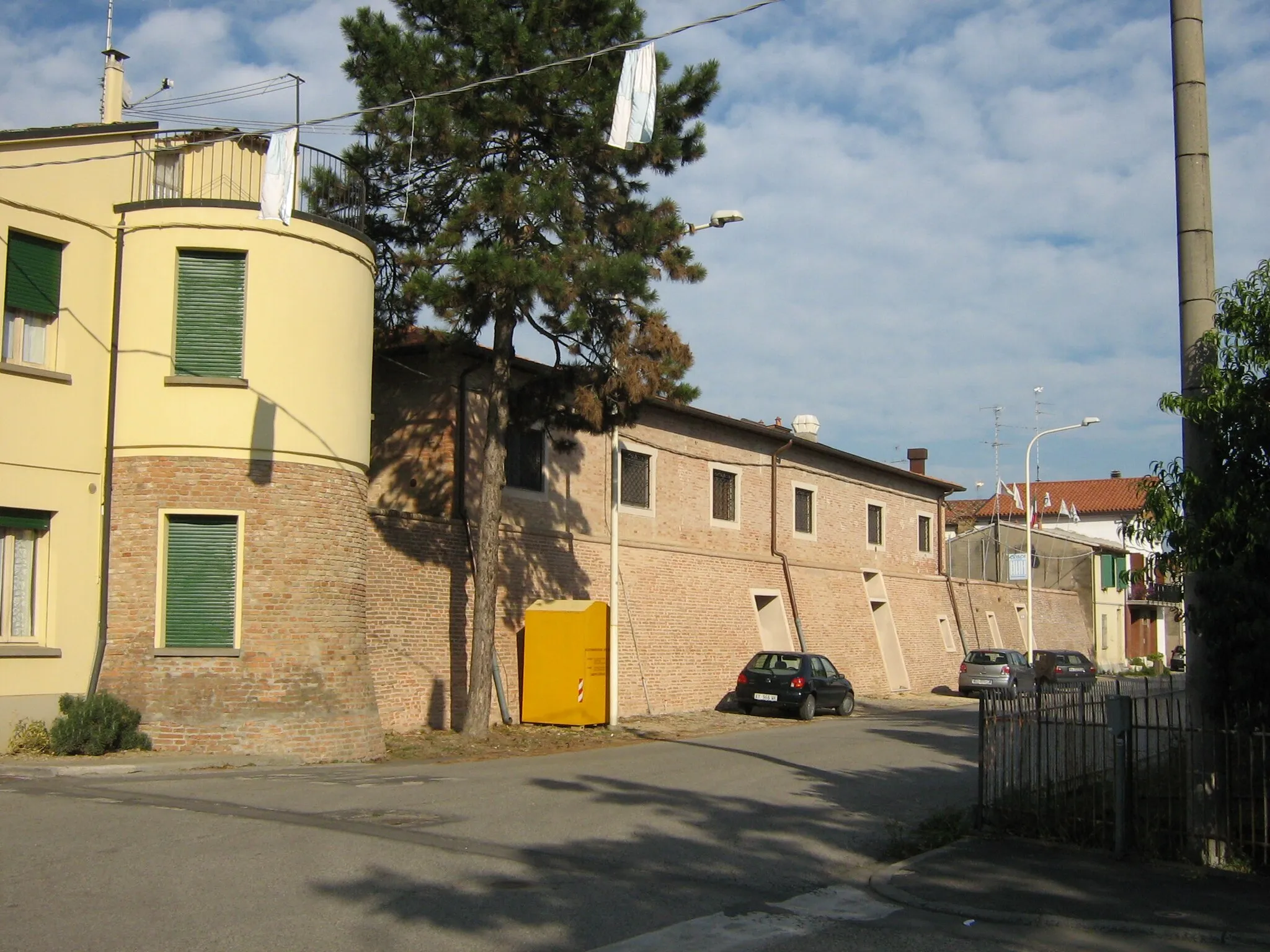 Photo showing: Tratto esistente delle mura perimetrali del "Castrum Granaroli" a Granarolo Faentino