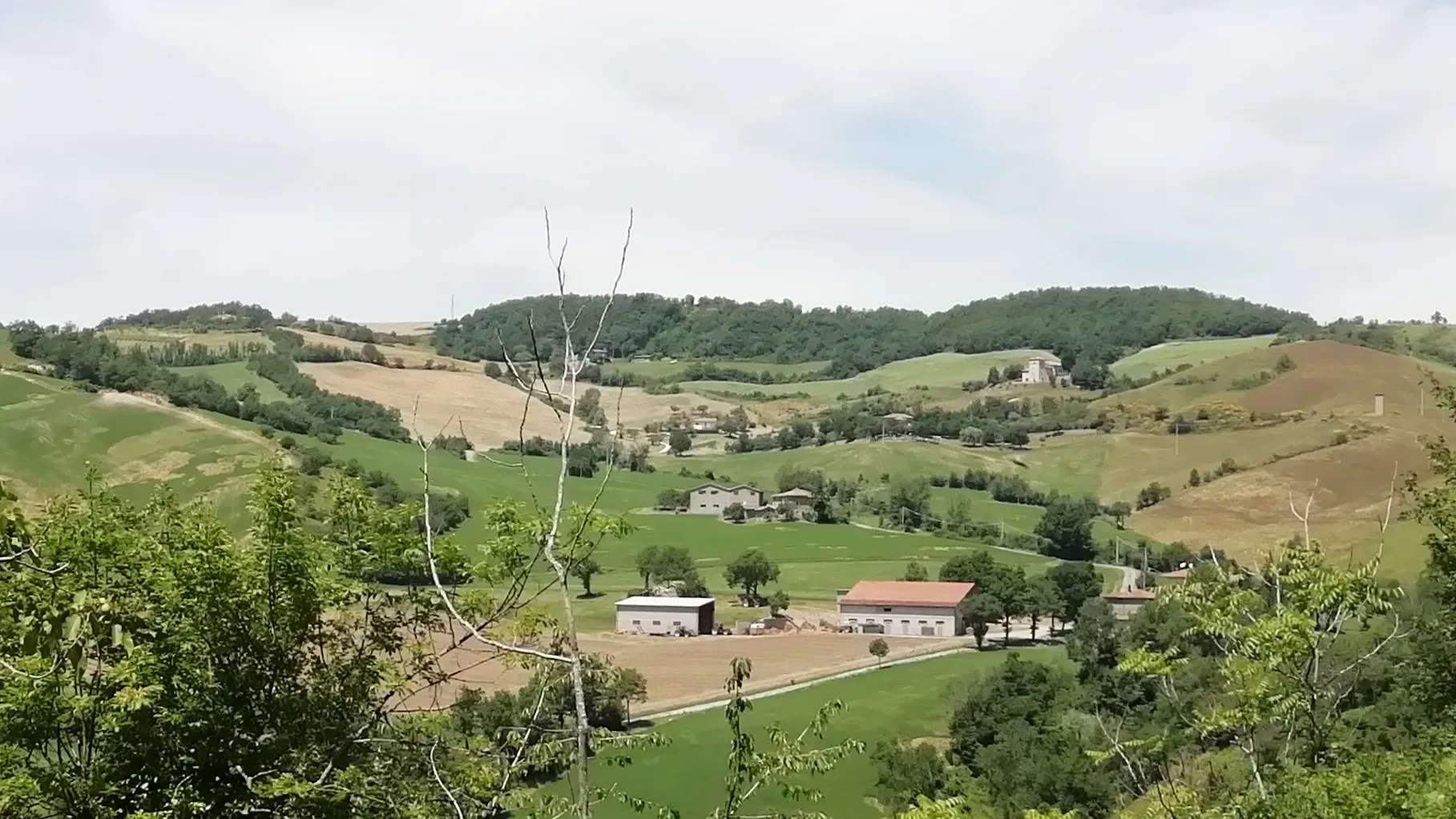 Photo showing: Via Vignola dei Conti, Savigno, Valsamoggia; si distingue un vecchio edificio, forse una casa torre, avente coordinate 44.355750, 11.122472