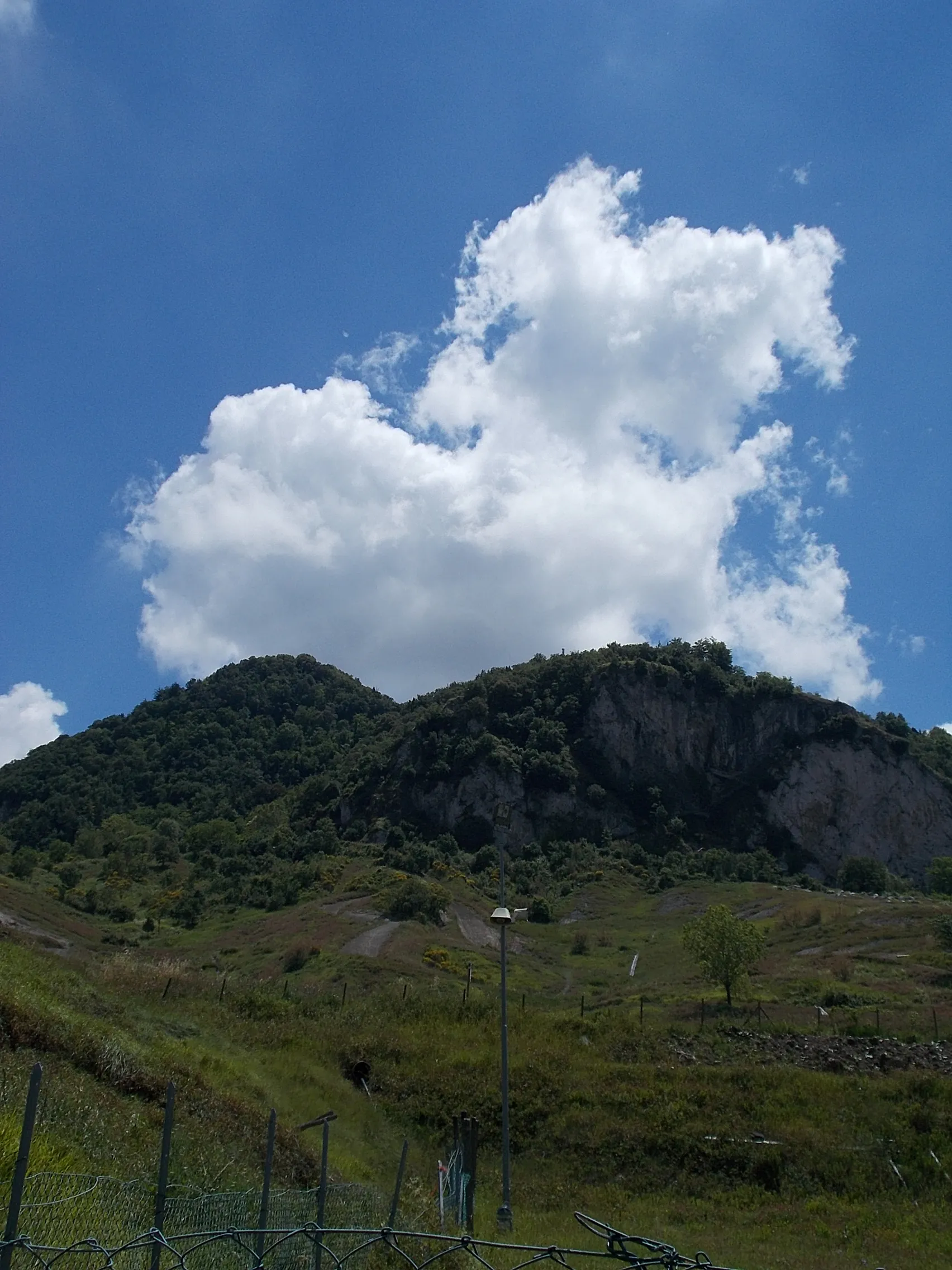 Photo showing: Acquaviva - Monte Cerreto (450 m)