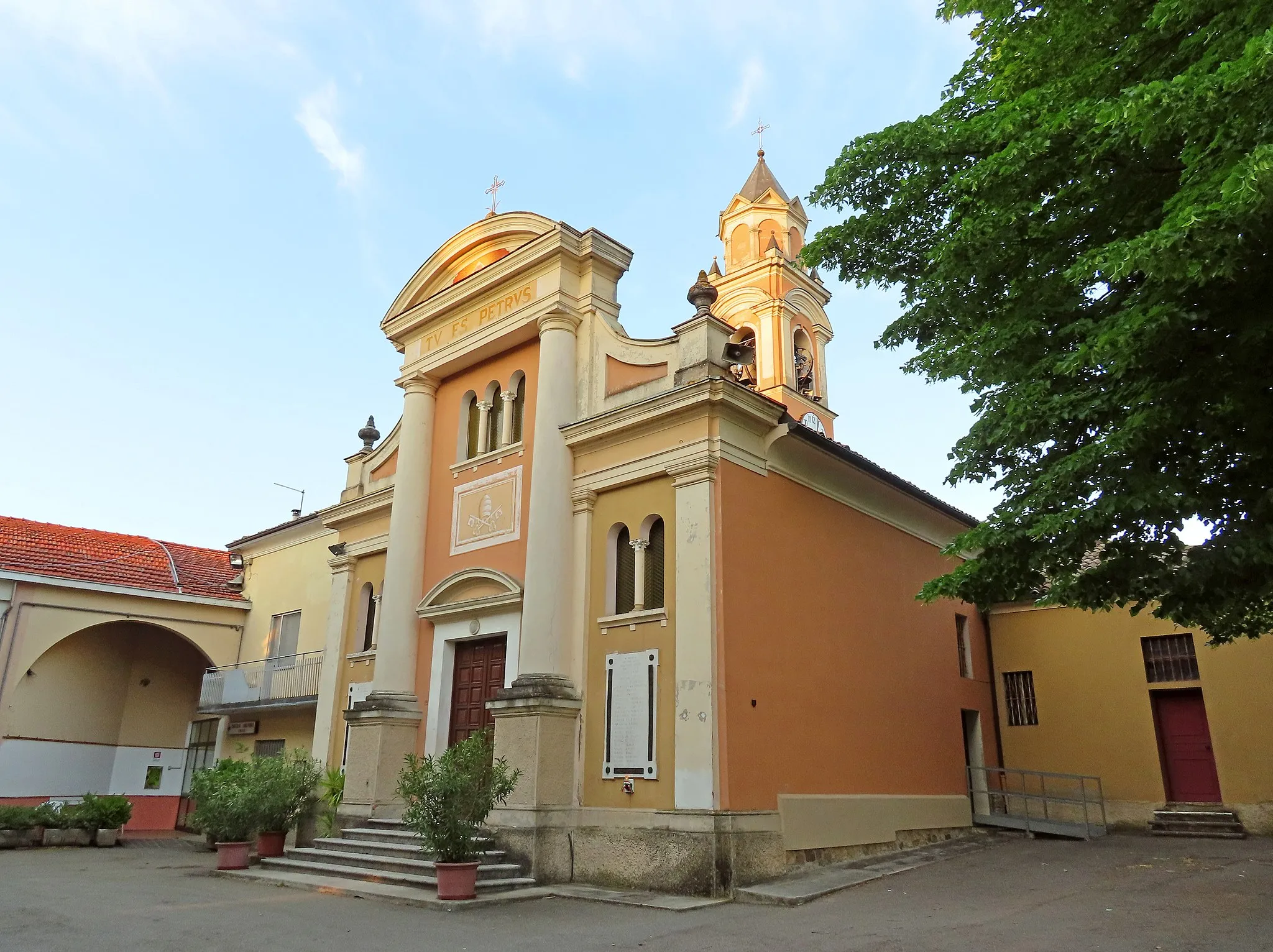 Photo showing: Facciata e lato sud della chiesa di San Pietro