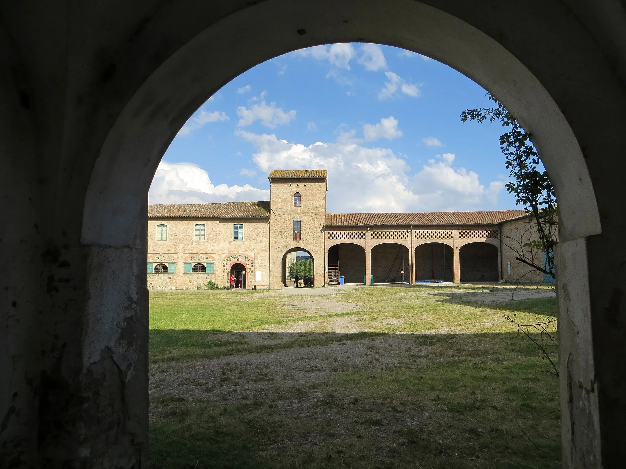 Photo showing: Corte di Giarola (Collecchio) - torre d'ingresso e Teatro alla Corte