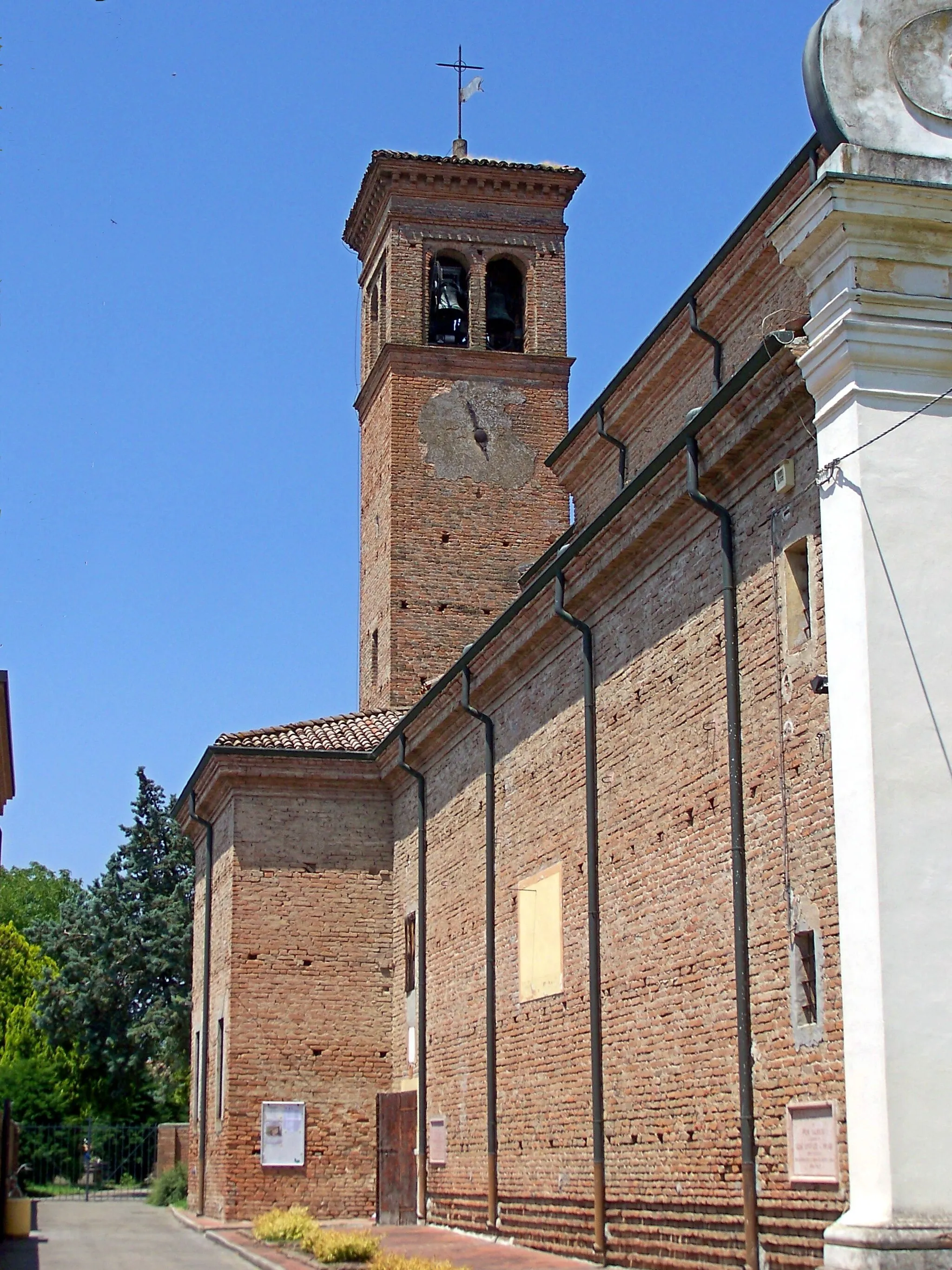 Photo showing: Il campanile in stile romanico della chiesa di Santa Maria Annunziata a Pieve Saliceto