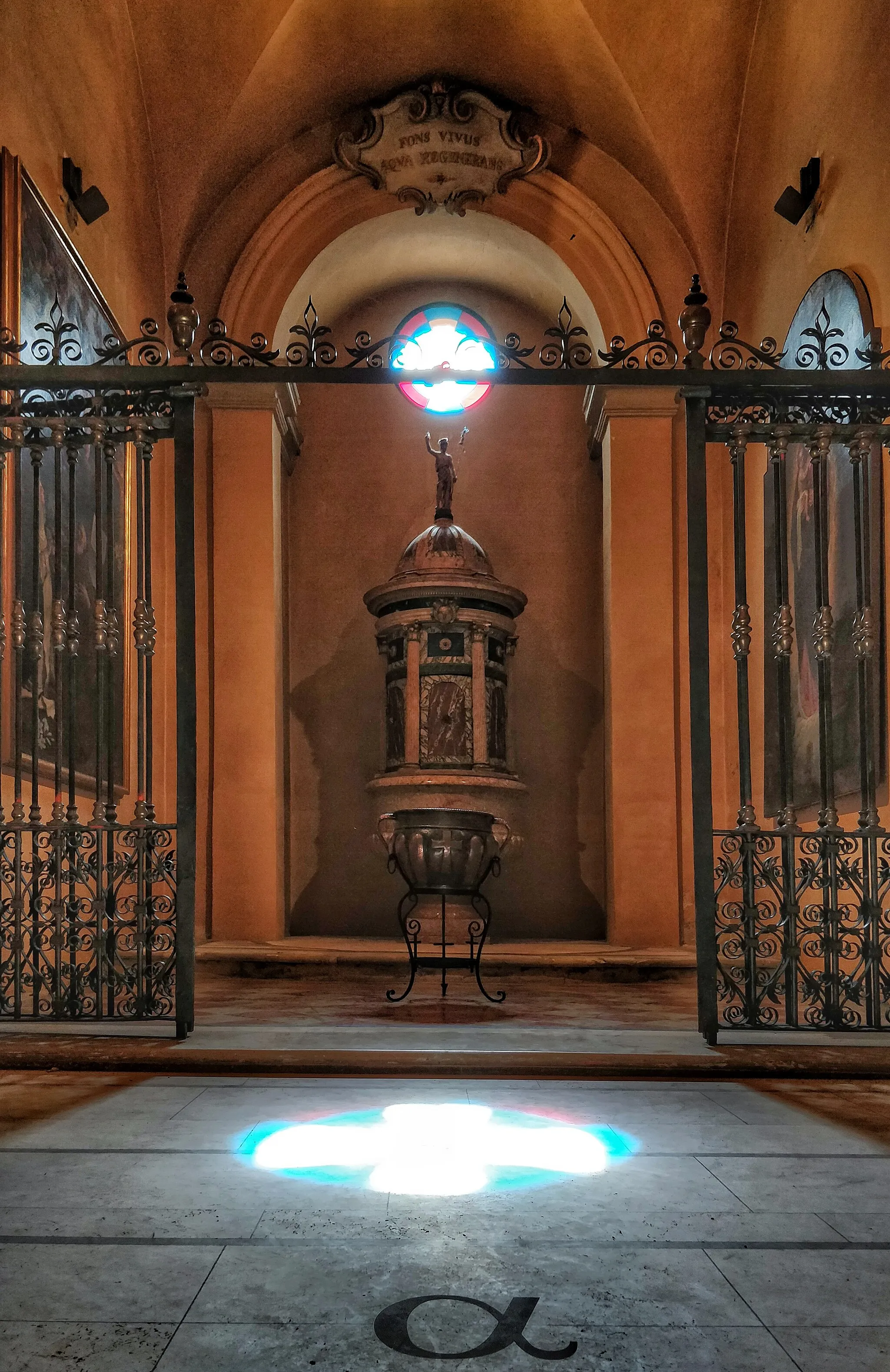Photo showing: Battistero della Basilica Collegiata di San Biagio, Cento. Immagine successiva al restauro post terremoto del 2012, inaugurato il 24 Marzo 2018