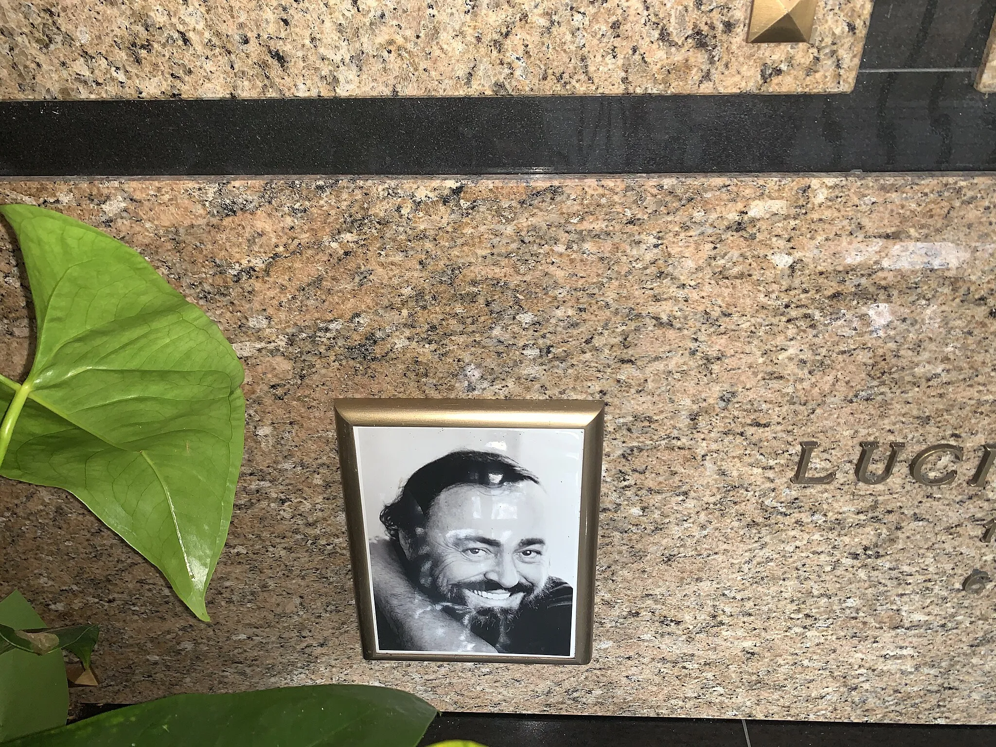 Photo showing: Tomba di Luciano Pavarotti nel cimitero di Montale Rangone nella cappella di famiglia, accanto ai genitori e al figlioletto Riccardo. Particolare.