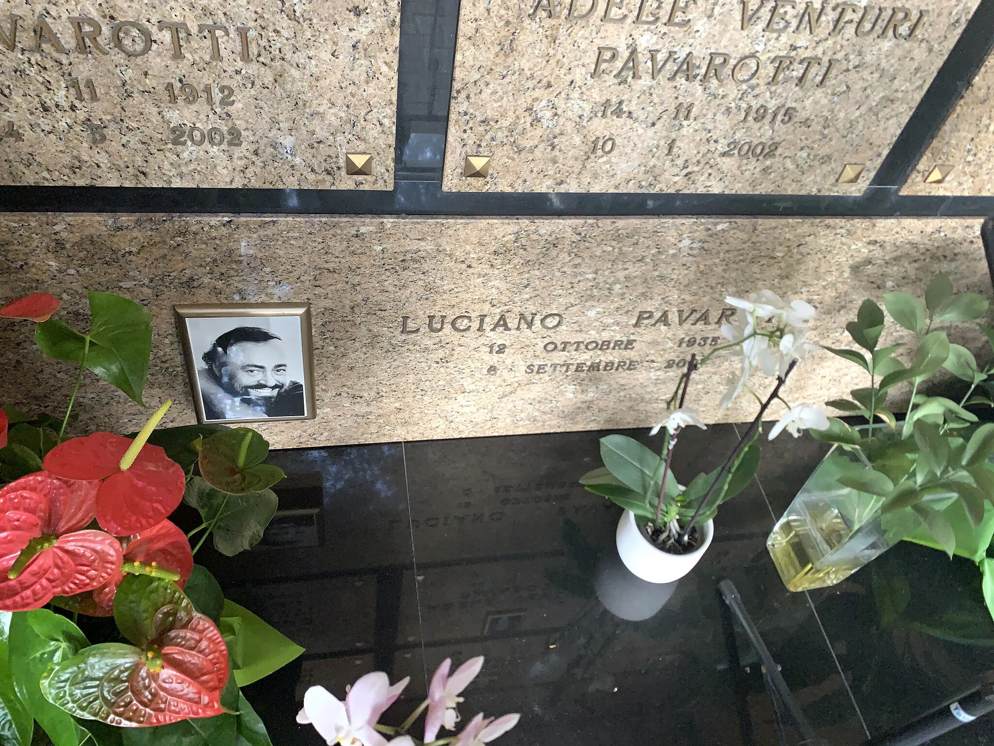 Photo showing: Tomba di Luciano Pavarotti nel cimitero di Montale Rangone nella cappella di famiglia, accanto ai genitori e al figlioletto Riccardo