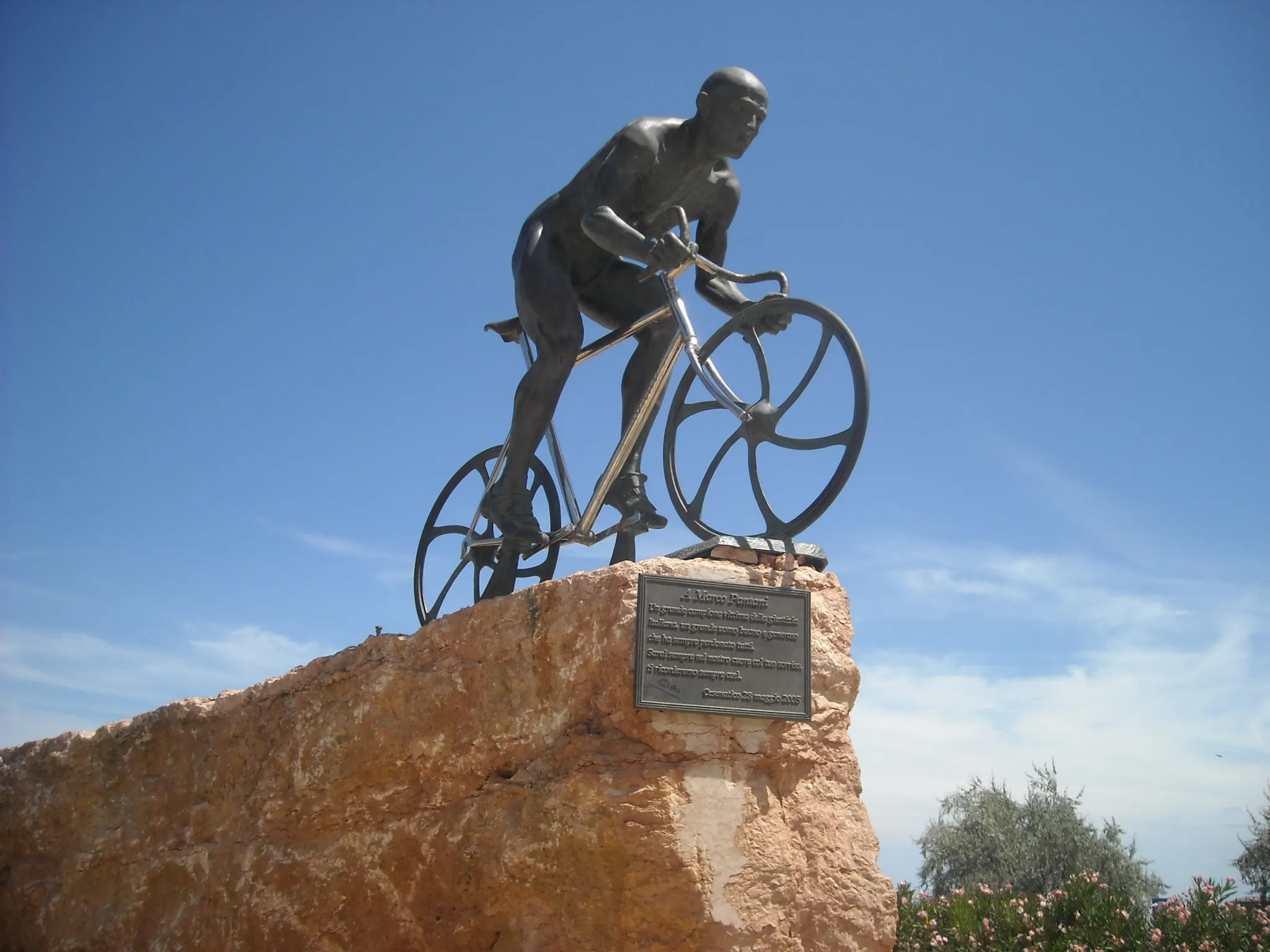 Photo showing: Monumento a Marco Pantani - Cesenatico, Piazza Marconi. Statua ad opera dell'artista bolognese Emanuela Pirantozzi