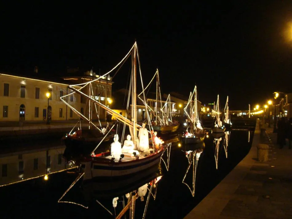 Photo showing: Barques illuminée du port-canal de Cesenatico pour le Nouvel-an