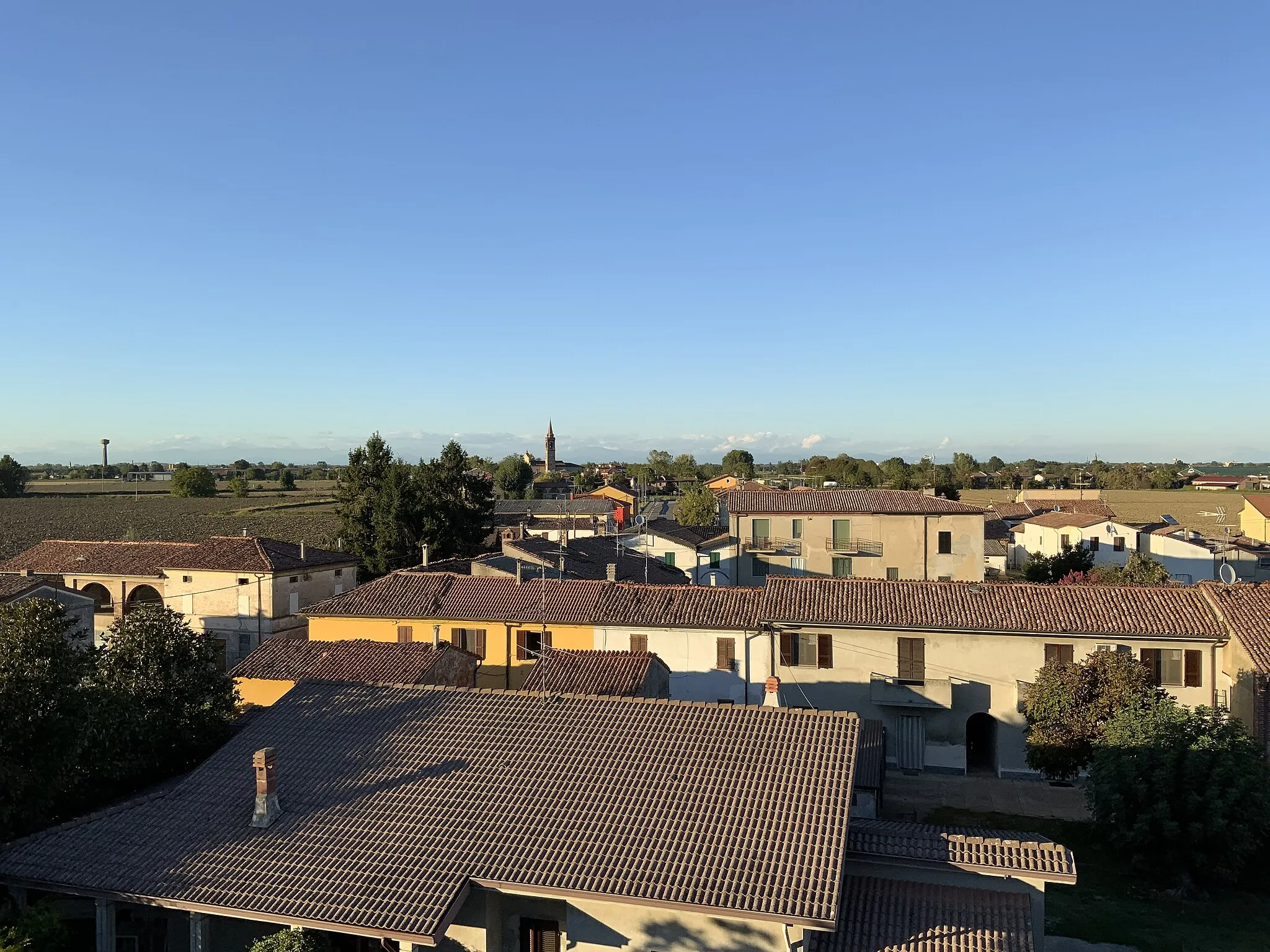 Photo showing: San Pedretto; sullo sfondo la chiesa di San Pietro Apostolo.