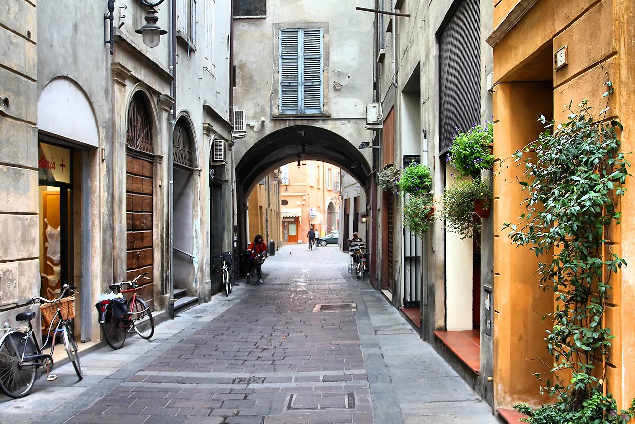 Photo showing: Street view in Reggio Emilia, Italy.