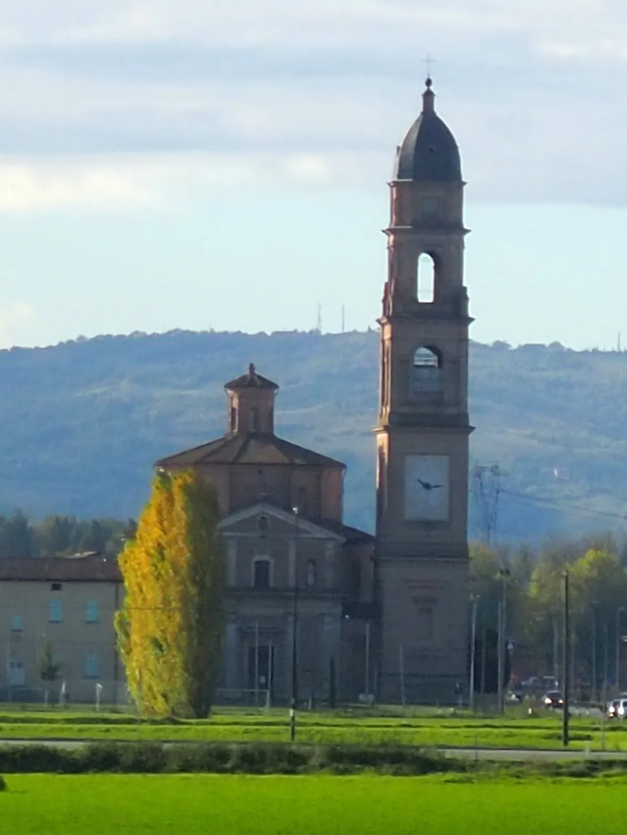 Photo showing: Viaggio in treno, linea Bologna-Milano, passaggio vicino alla chiesa della Natività di San Giovanni Battista di Bagno, Reggio Emilia.