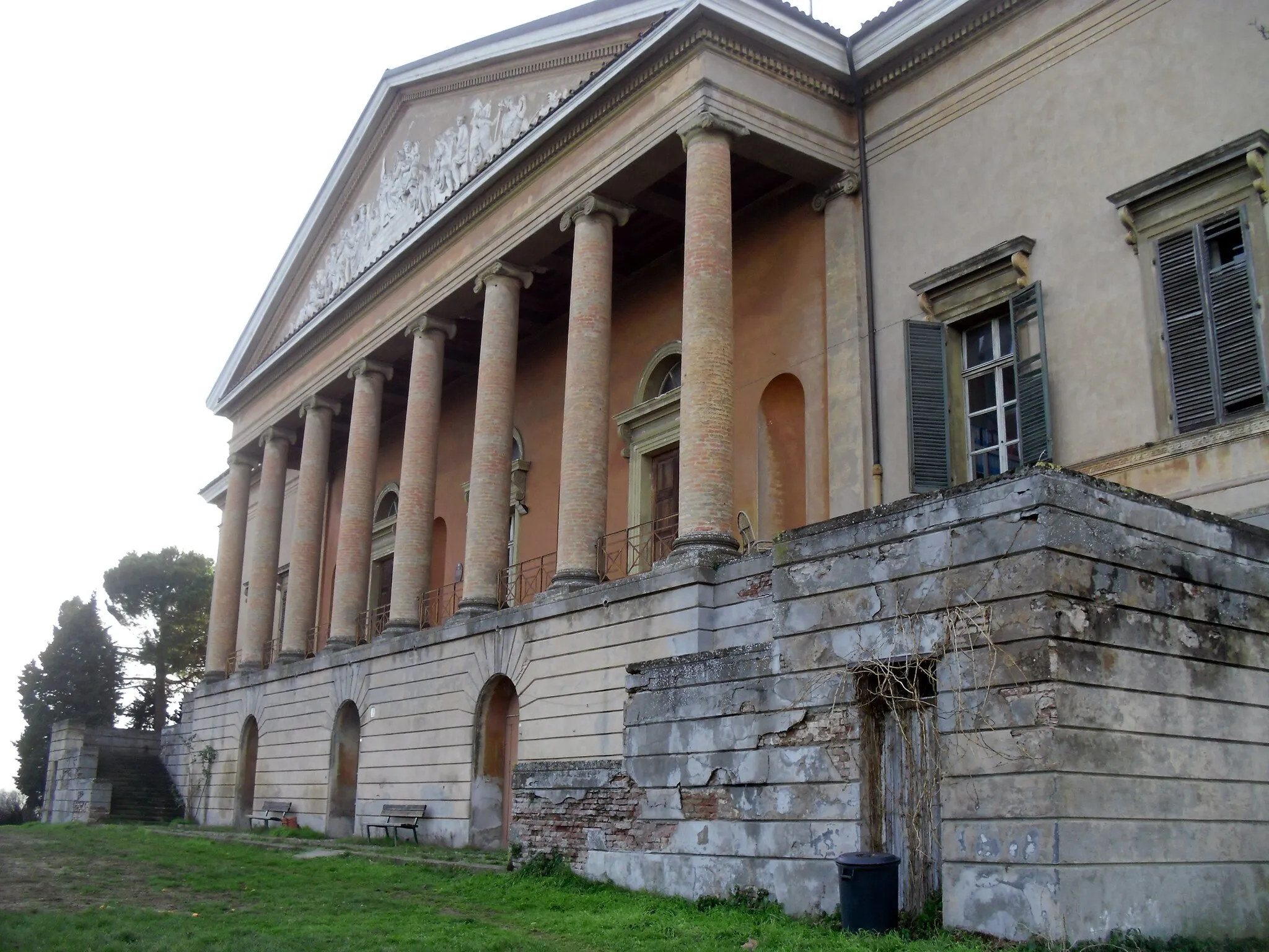 Photo showing: commissioned in 1811 by Napoleon's minister A. Aldini, designed by G. Nadi and G. B. Martinetti.
G. De Maria's bas-relief in the timpanon depicts the gods of the Olymp.