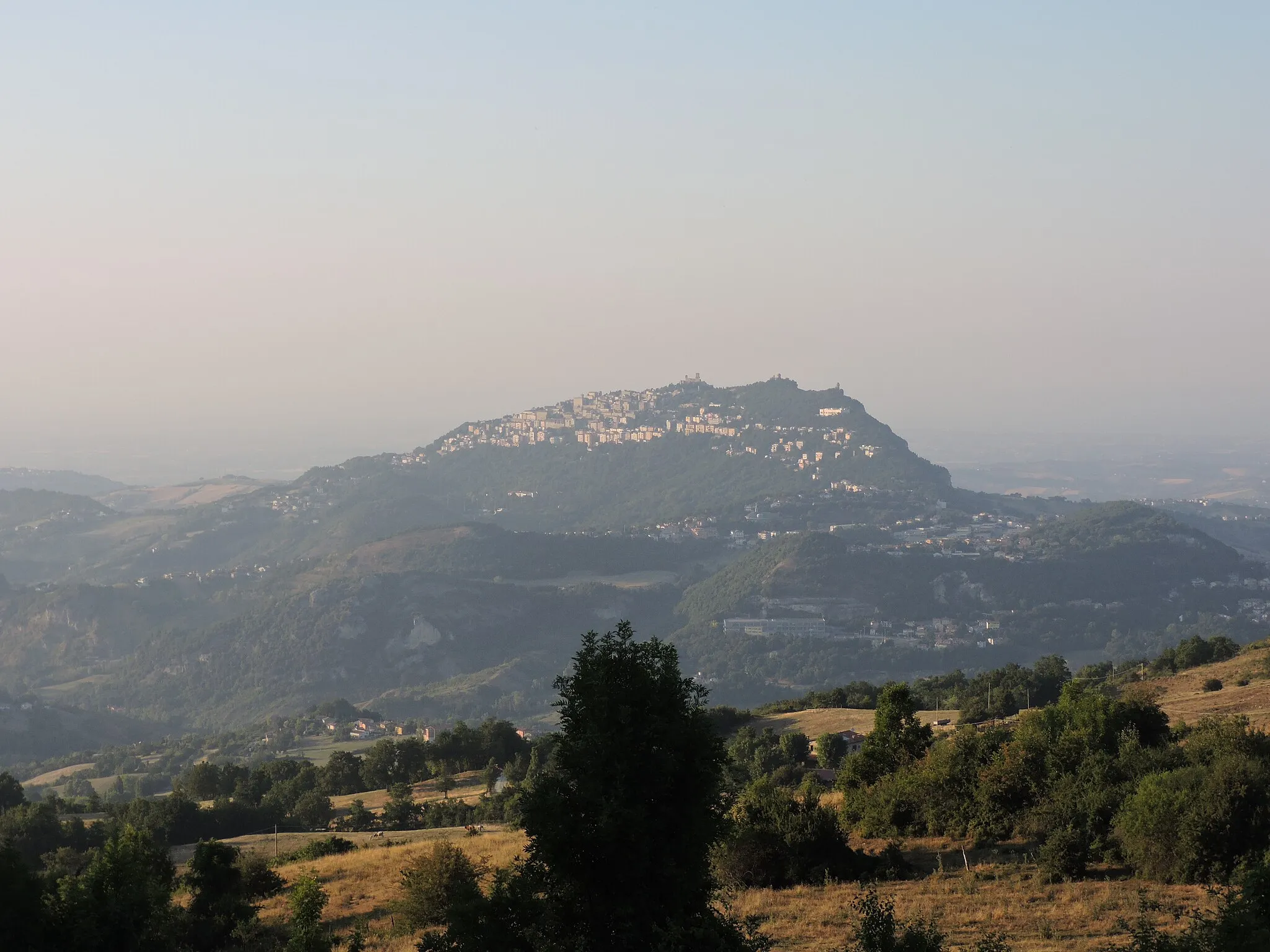 Photo showing: San Marino dal Monte San Paolo al tramonto