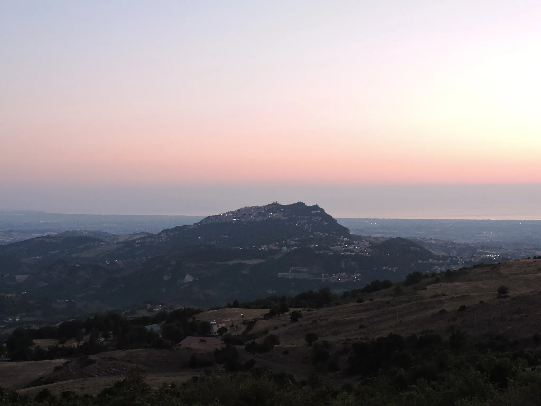 Photo showing: San Marino e l'Adriatico dal Monte San Paolo all'alba