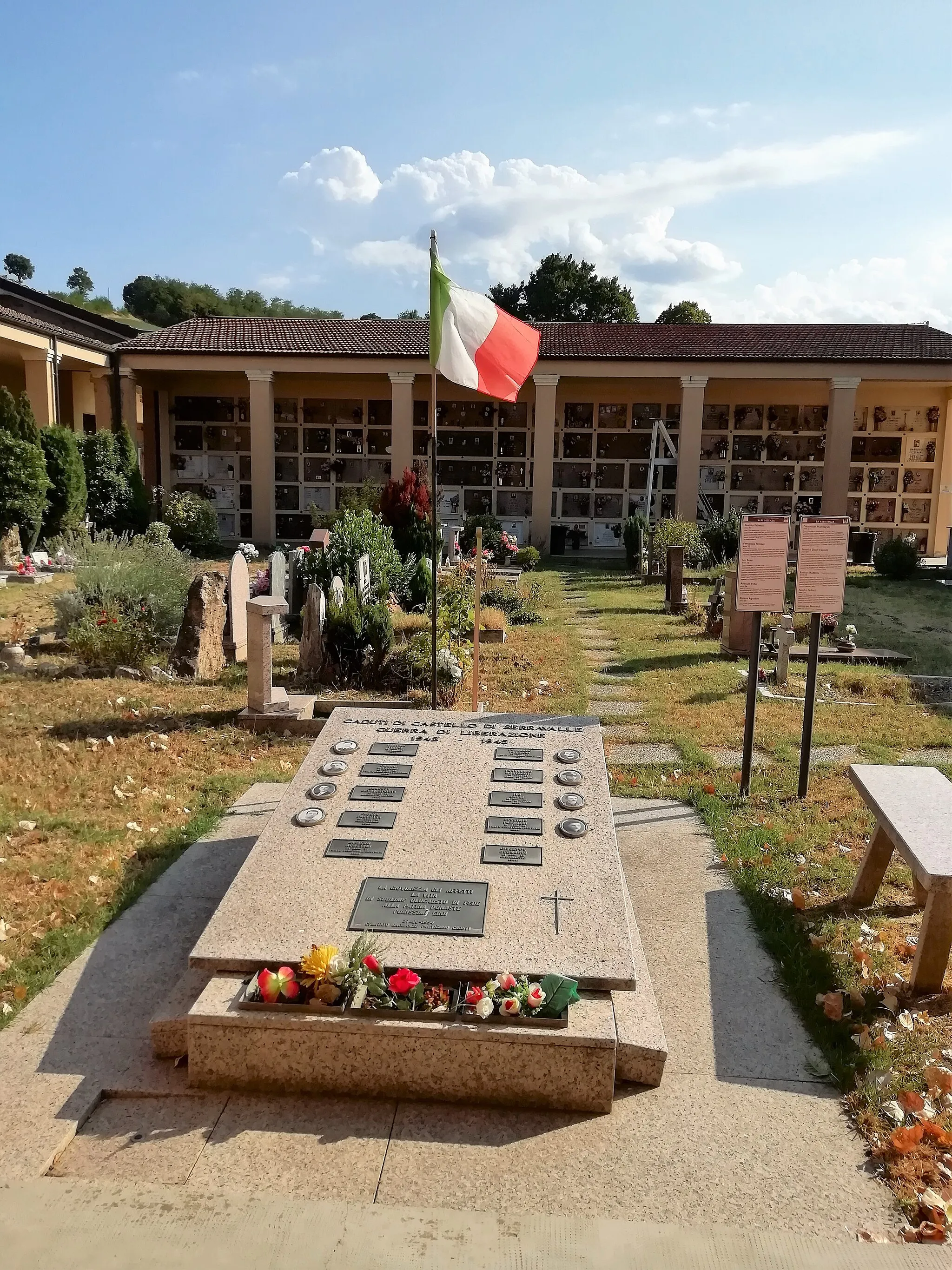 Photo showing: monumento ai caduti nel cimitero di Castelletto, Castello di Serravalle