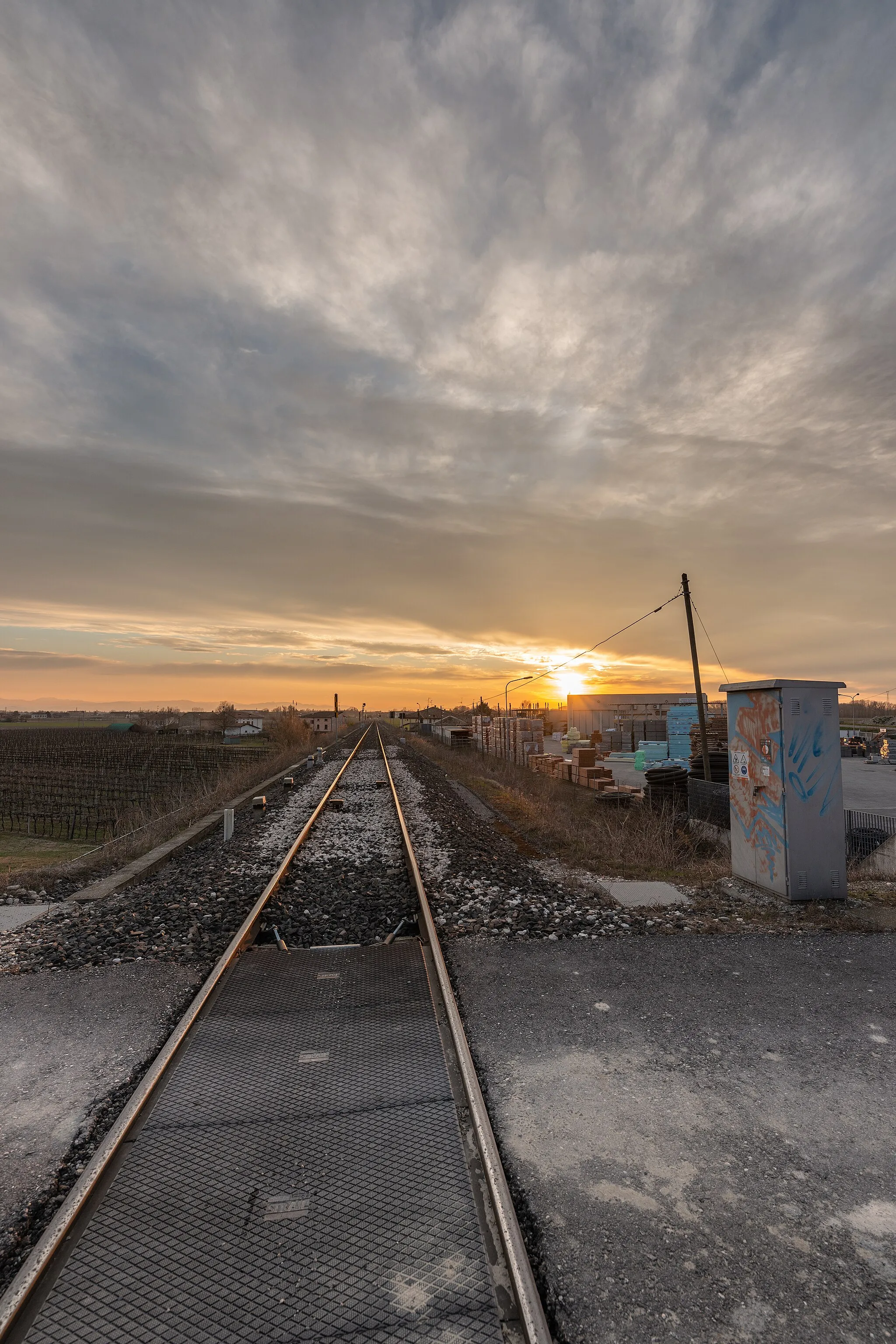Photo showing: Parma-Suzzara Railway at Sunset- Gualtieri, Reggio Emilia, Italy