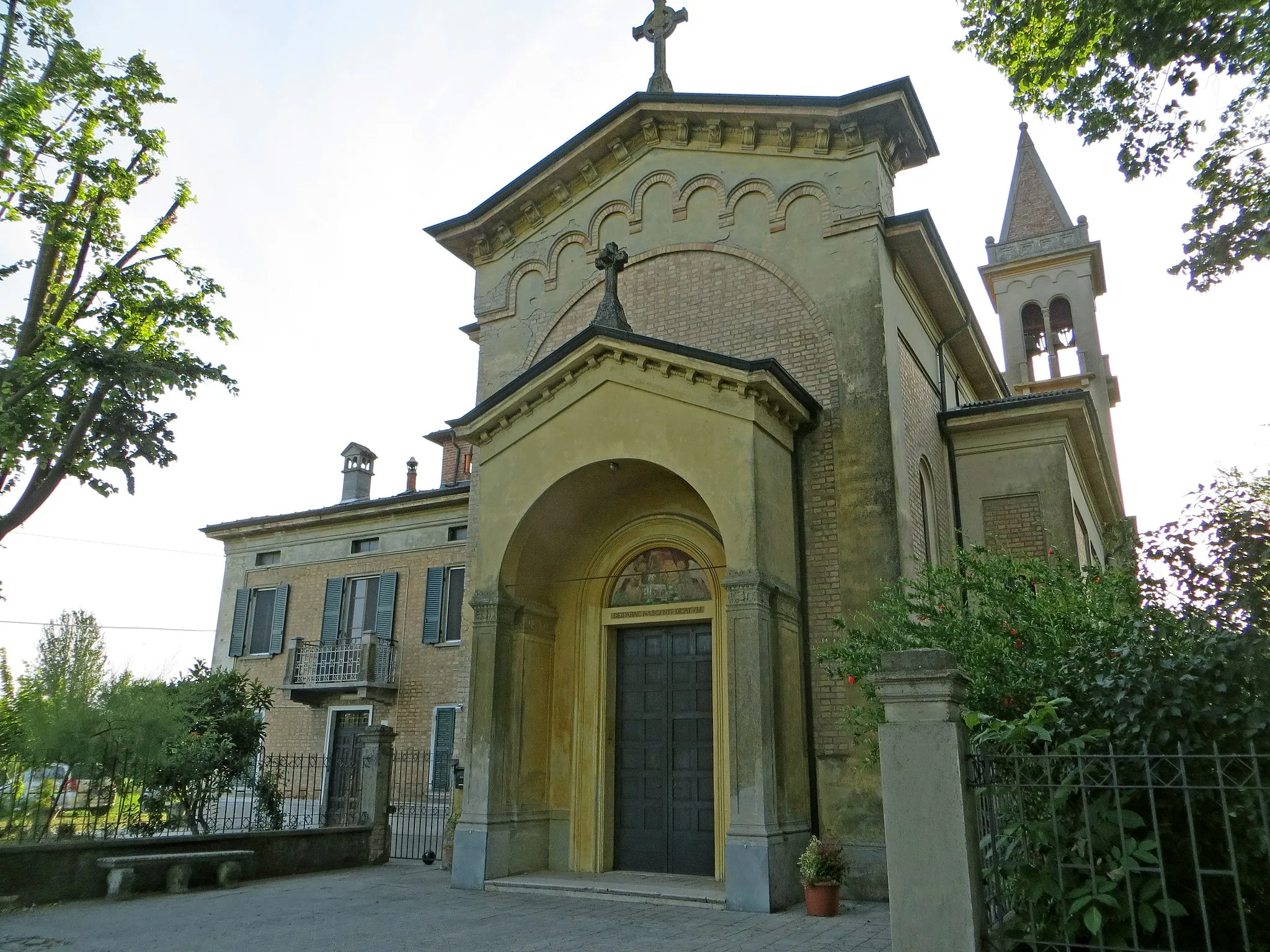 Photo showing: Chiesa della Natività di Maria Vergine (Baganzolino, Parma) - facciata e lato nord
