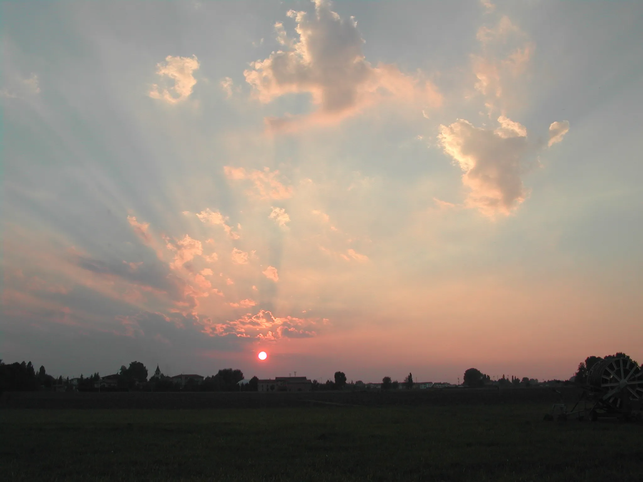Photo showing: Basilicanova, skyline al tramonto
