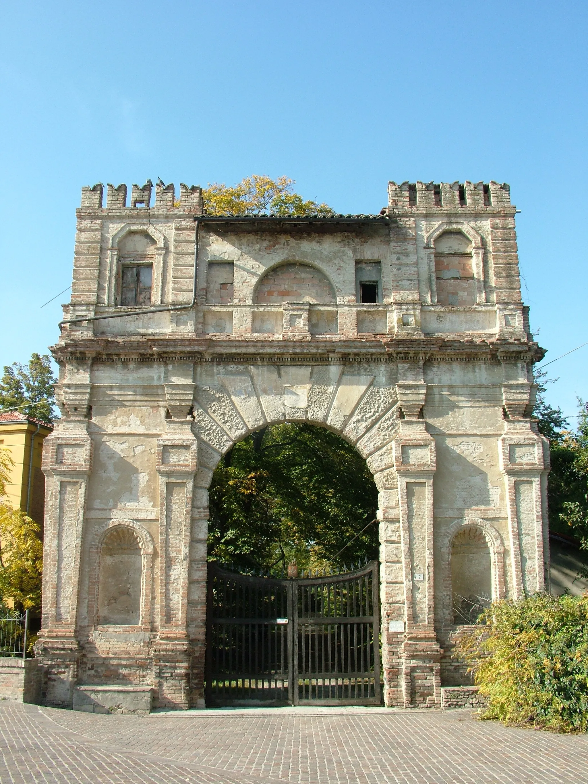 Photo showing: Italy, province of Parma, Collecchio, Arch of Bargello, entrance to the park of Villa Paveri Fontana