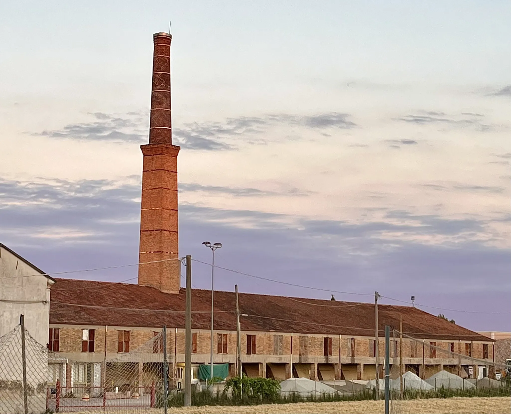 Photo showing: La Fornace Sacchetti, uno dei simboli di Bagnarola, ha rappresentato per decenni il polo industriale e lavorativo del quartiere, fornendo sviluppo e crescita al territorio