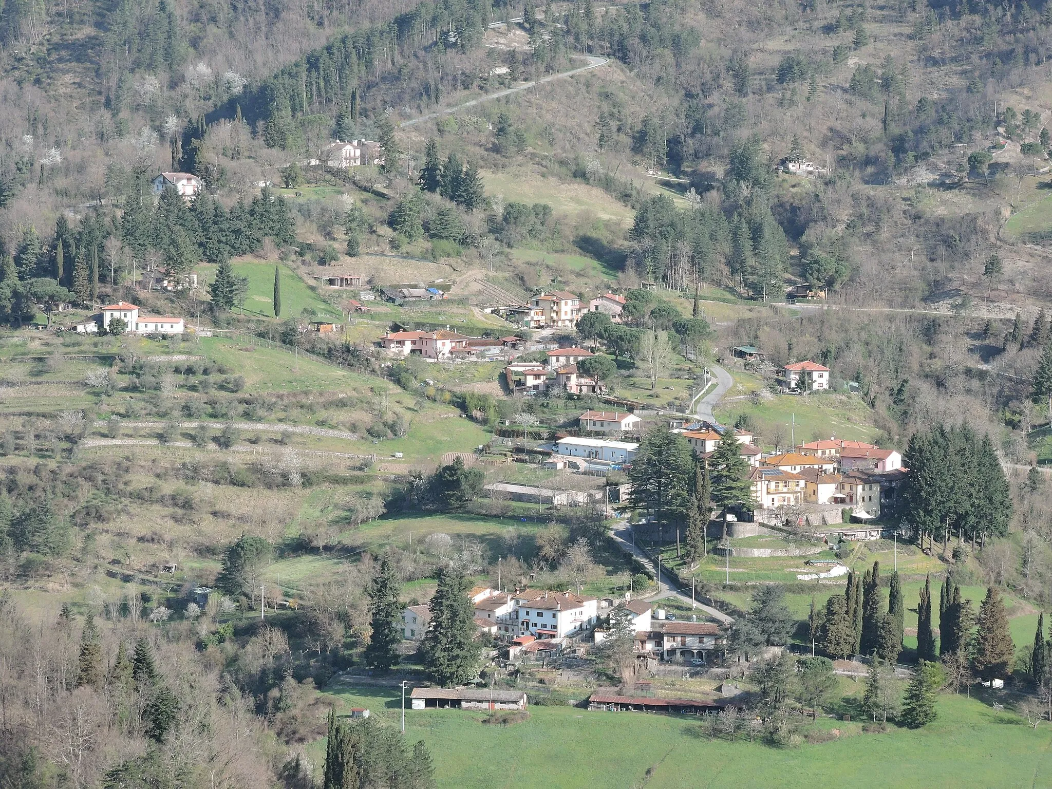 Photo showing: Cantagallo, La Villa dal versante nord del poggio Vergai