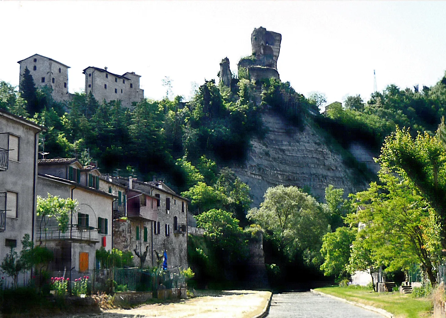 Photo showing: Die Rocca dei Conti Guidi in Modigliana (auch La Roccaccia) - Ruine einer mittelalterlichen Höhenburg (Scan vom Analogbild)