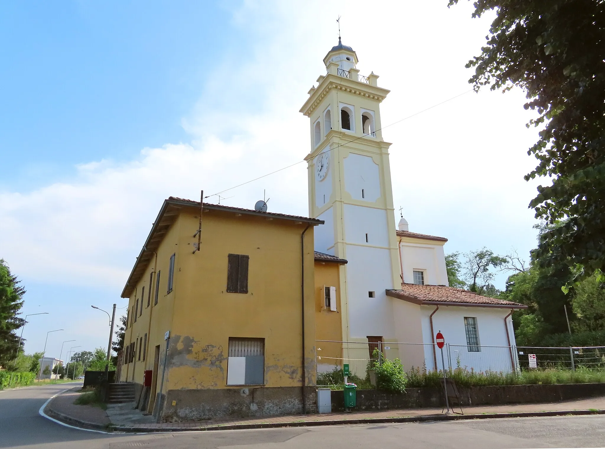 Photo showing: Retro e lato nord della chiesa di San Silvestro