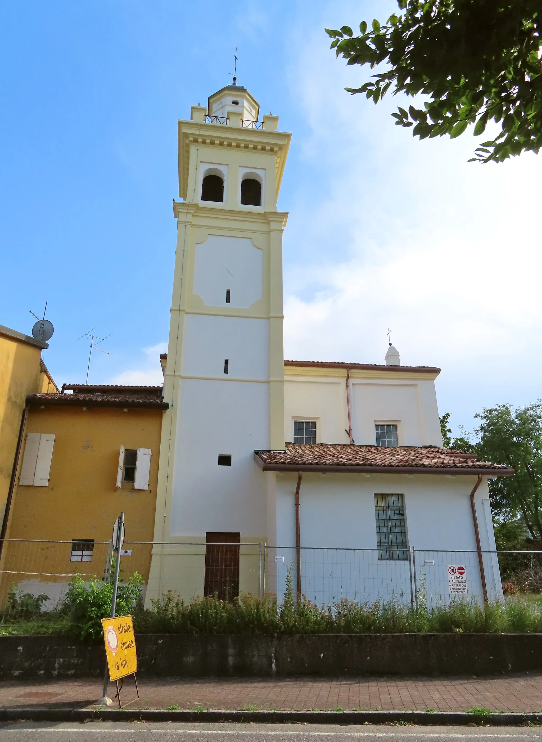 Photo showing: Lato nord della chiesa di San Silvestro