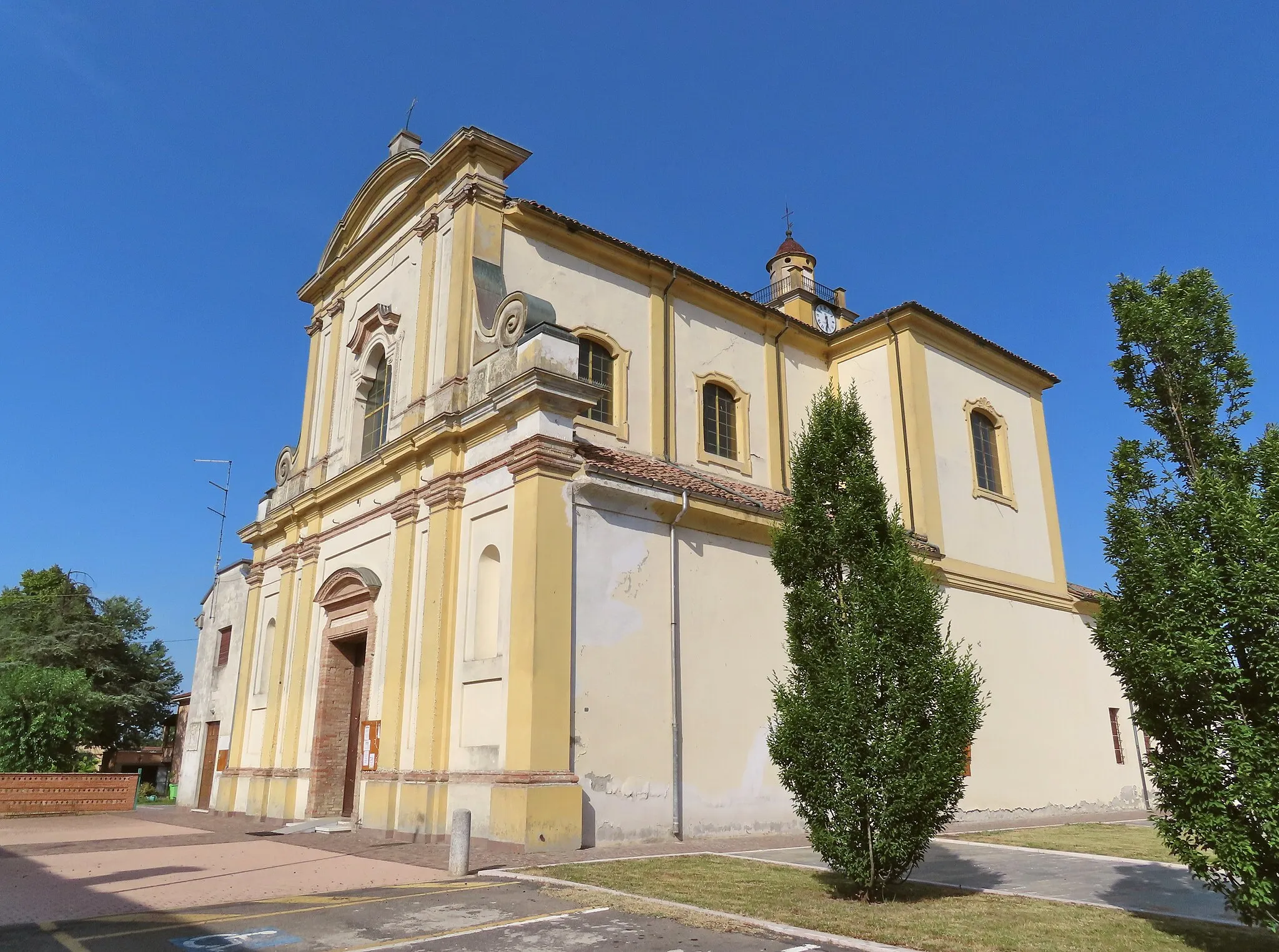 Photo showing: Facciata e lato sud della chiesa della Natività di Maria Vergine