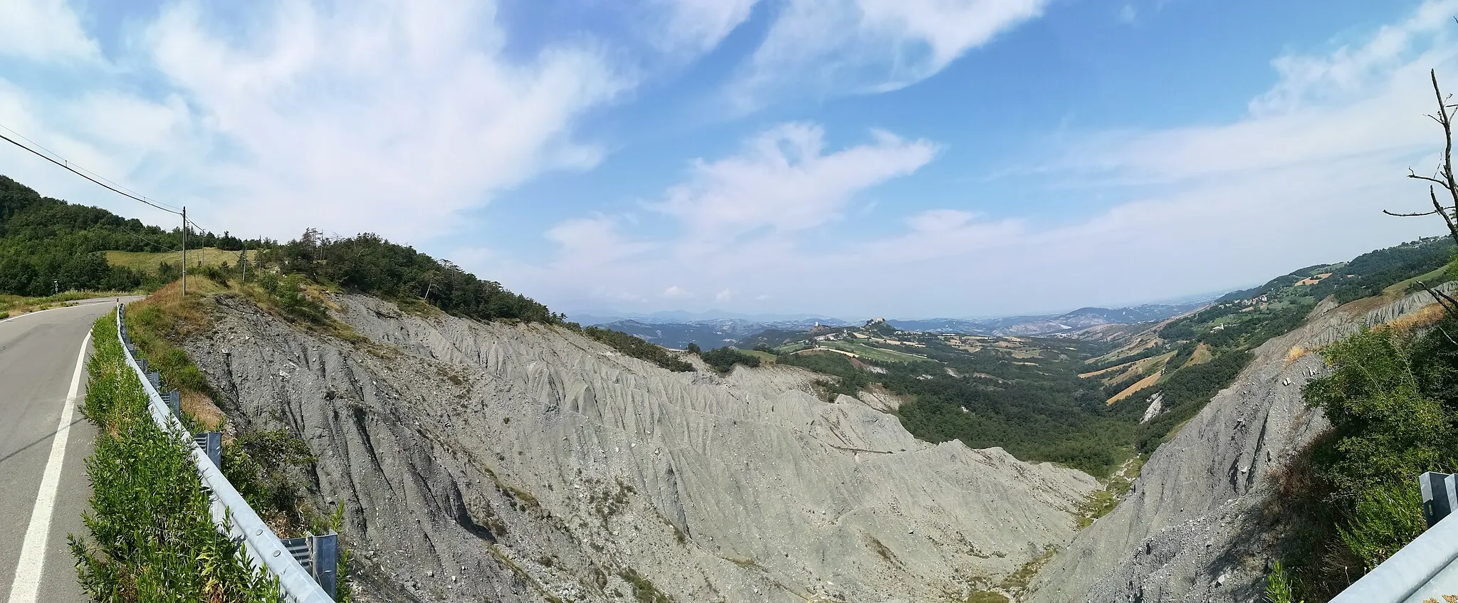 Photo showing: Panorama dal Comune di Canossa.