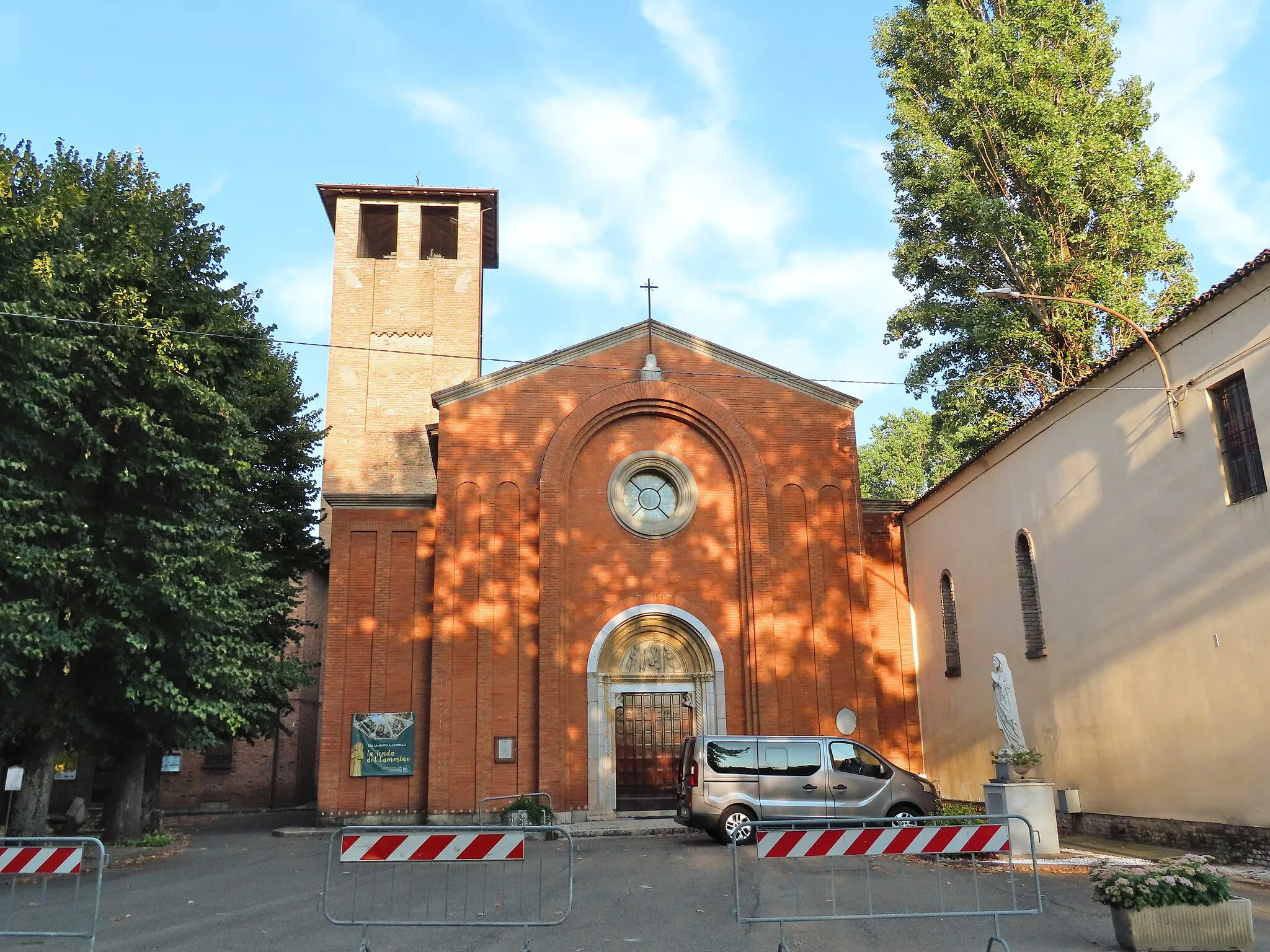 Photo showing: Facciata della chiesa di San Pietro Apostolo